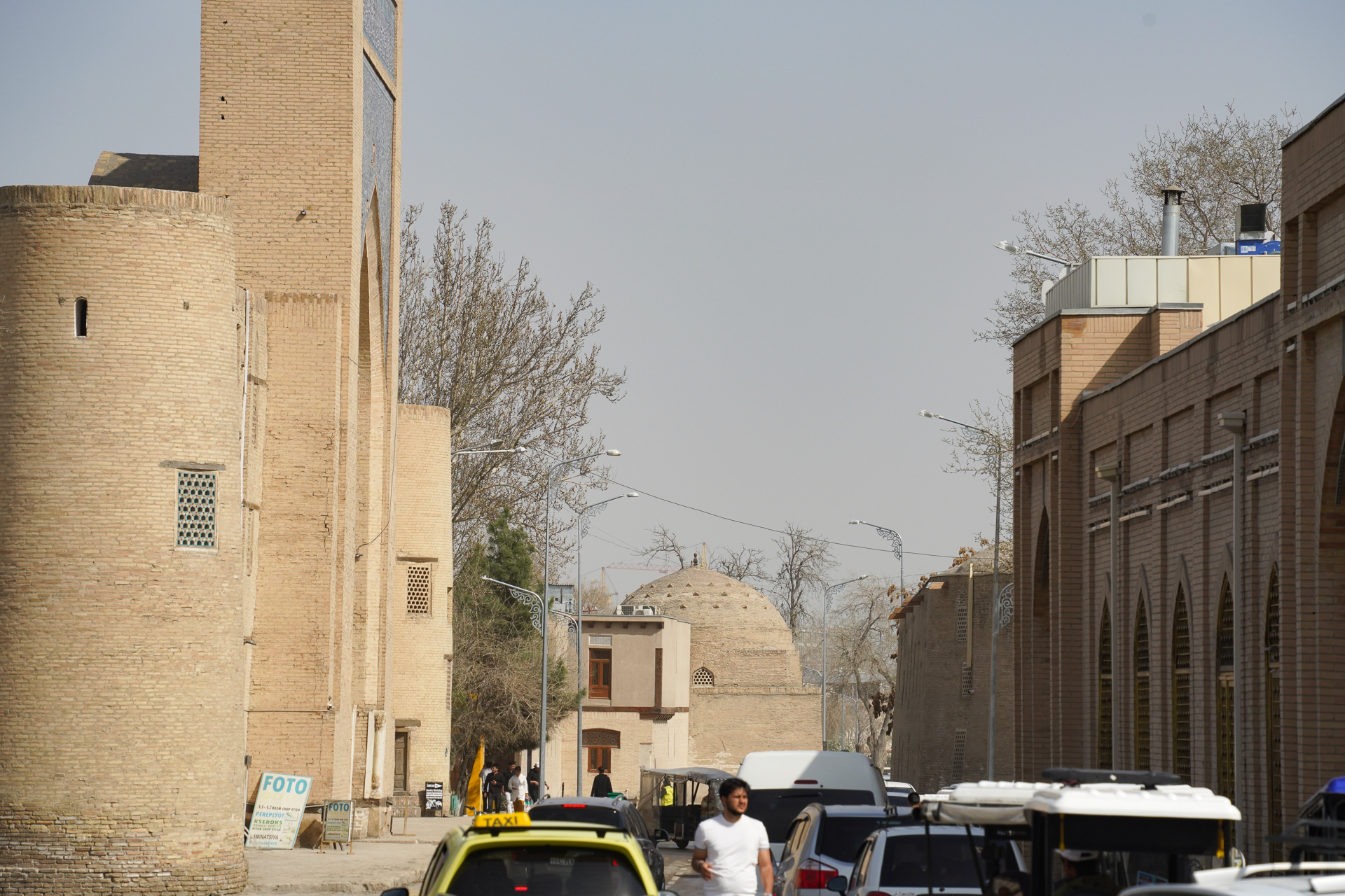 モスクや神学校などがある大きめの通り