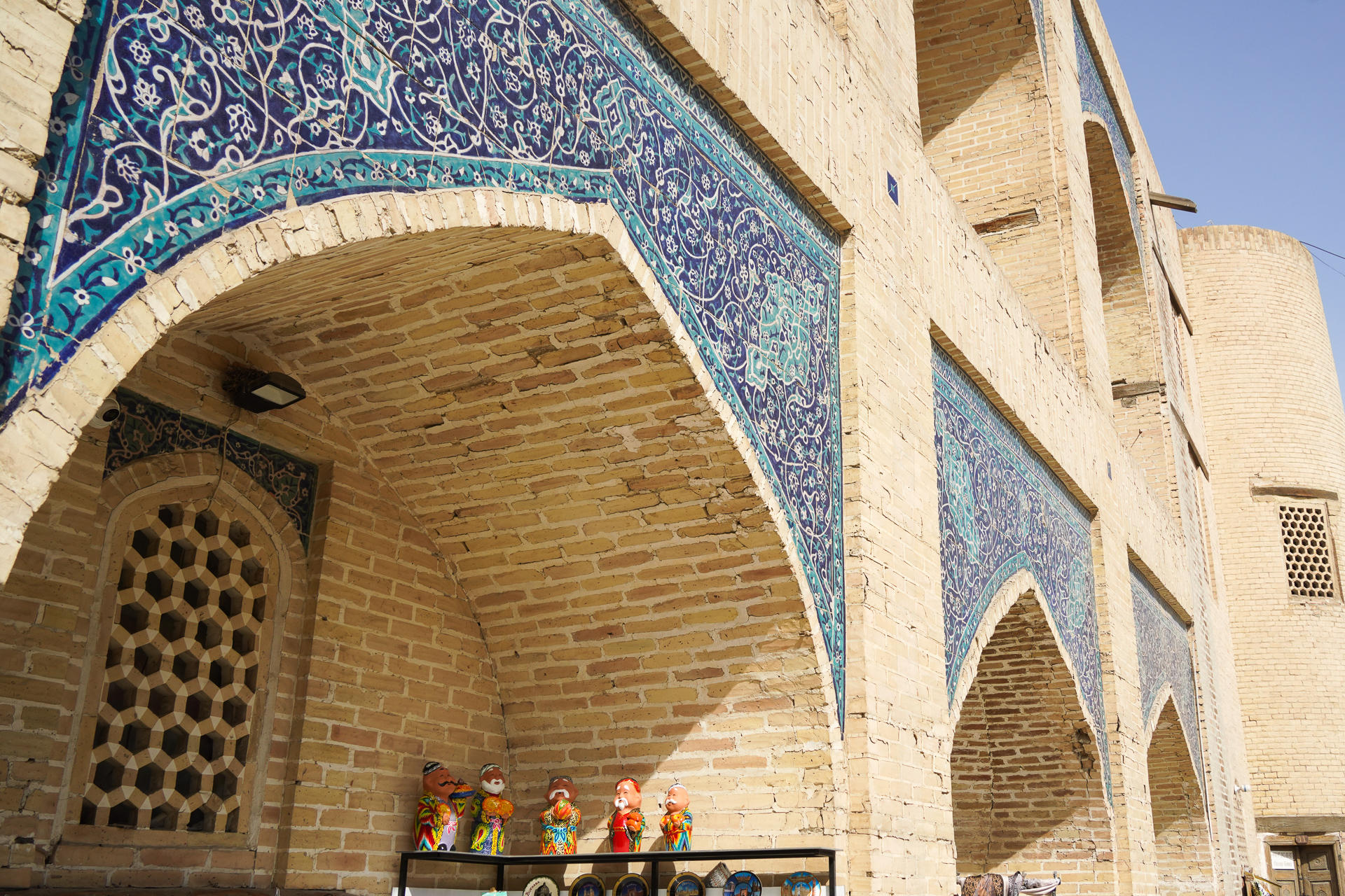 神学校の壁面には装飾がある