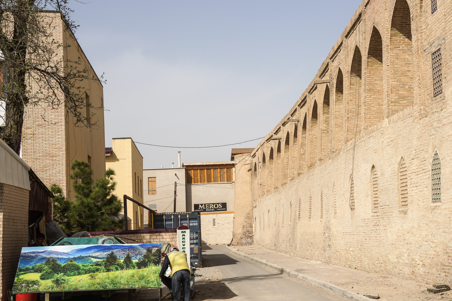 通りの奥にホテルが見える