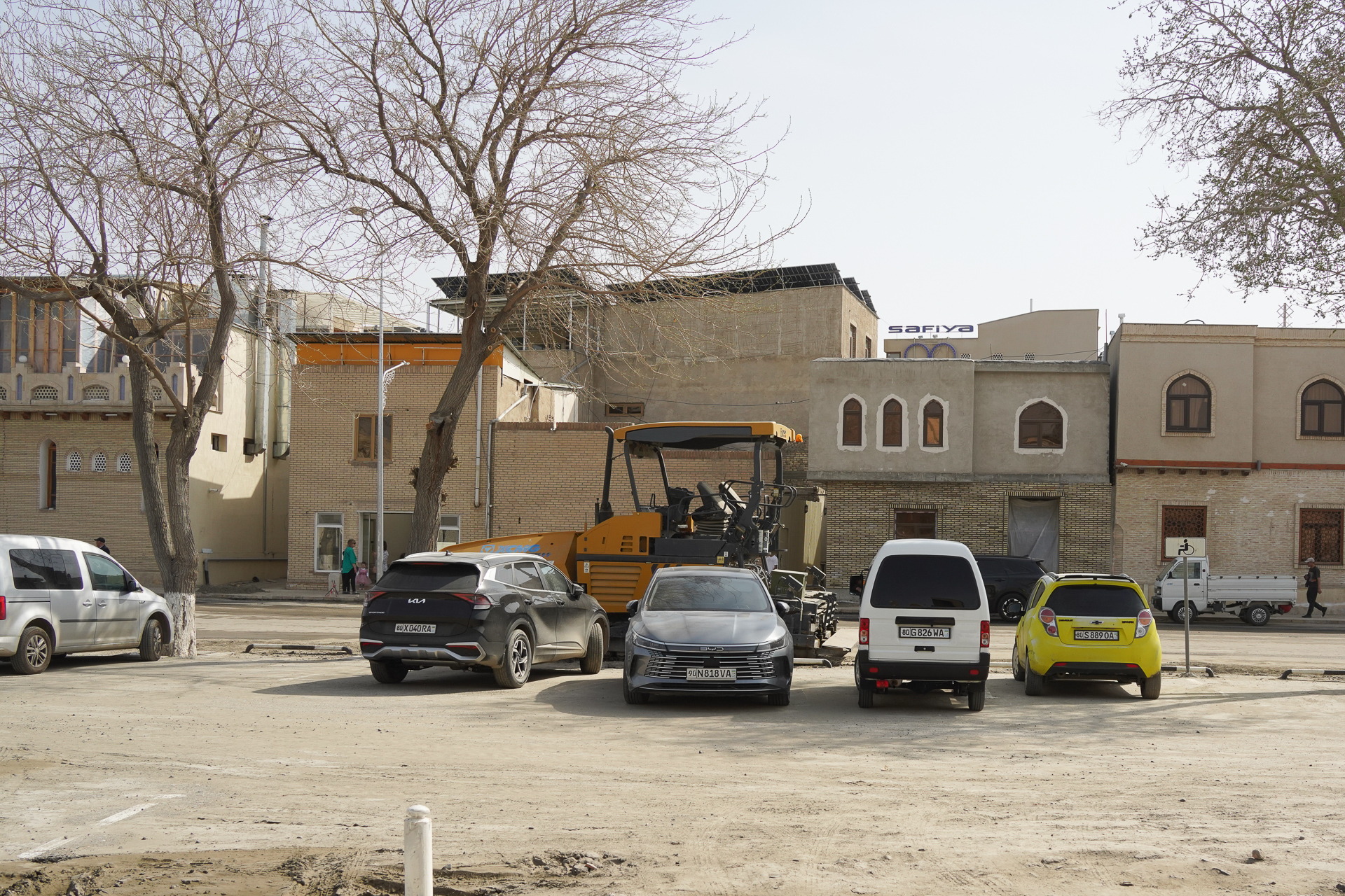道路沿いの街並み。ショップもある