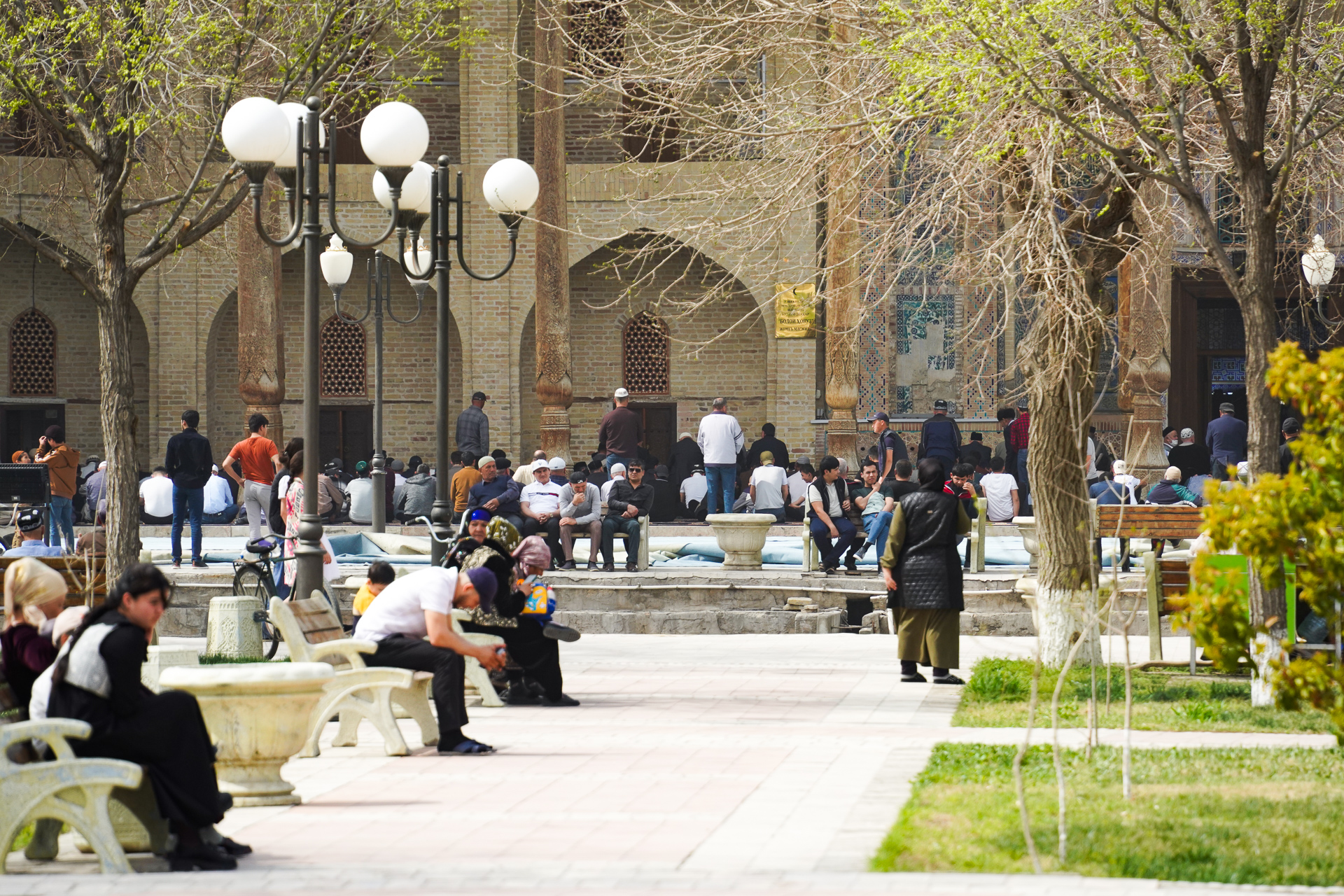 礼拝に集まっている人々
