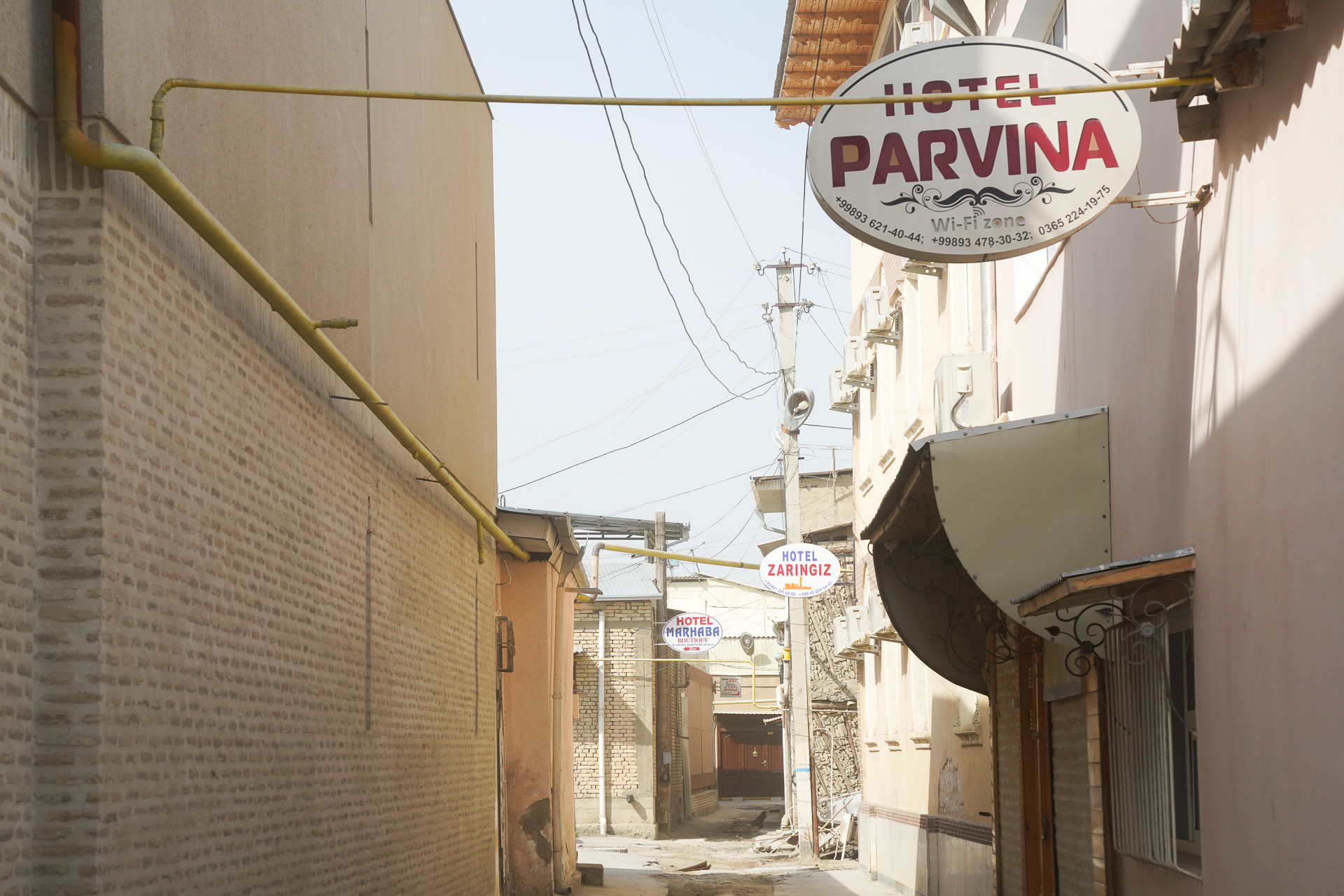 路地を入ると小さなホテルがたくさんあった。こういうところに宿泊してみたい