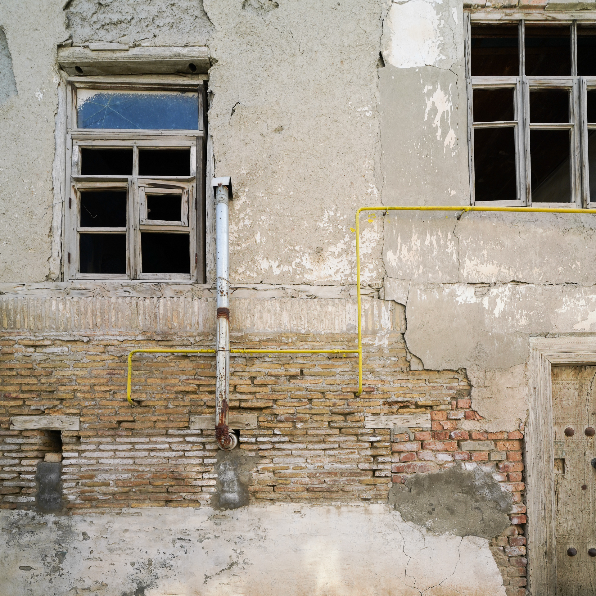 防犯のため窓が二階のみにあるのが古くから一般的な民家の作り