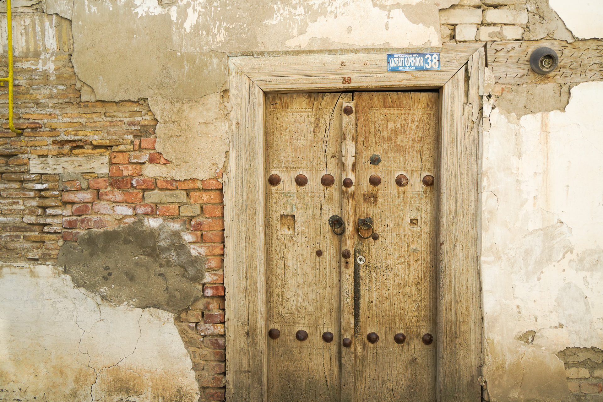 玄関は古く趣がある。おそらく人は住んでいない家