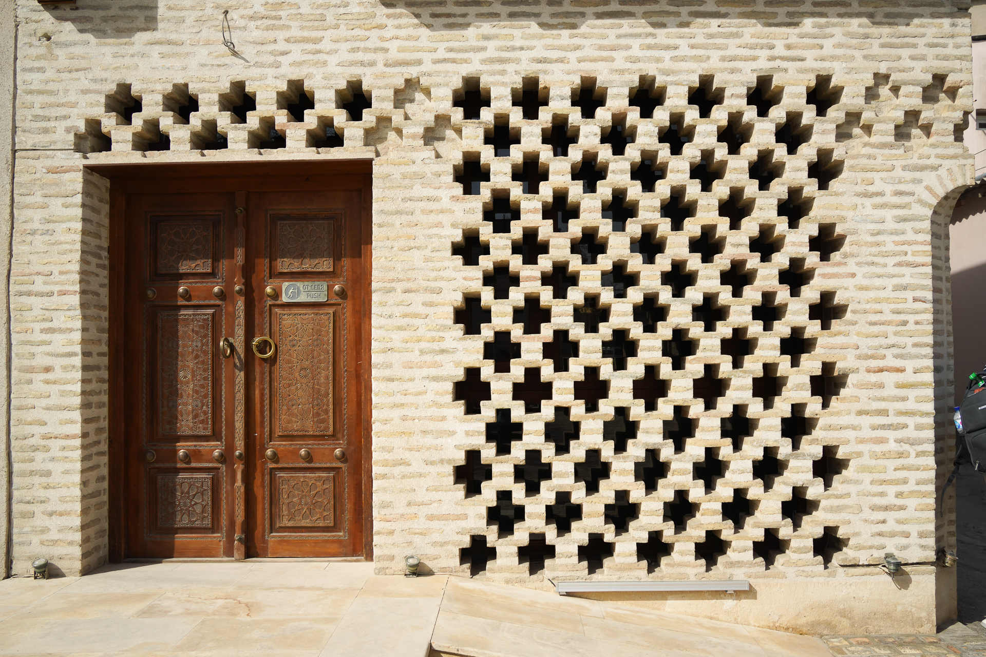 民家の立派な玄関と壁の装飾