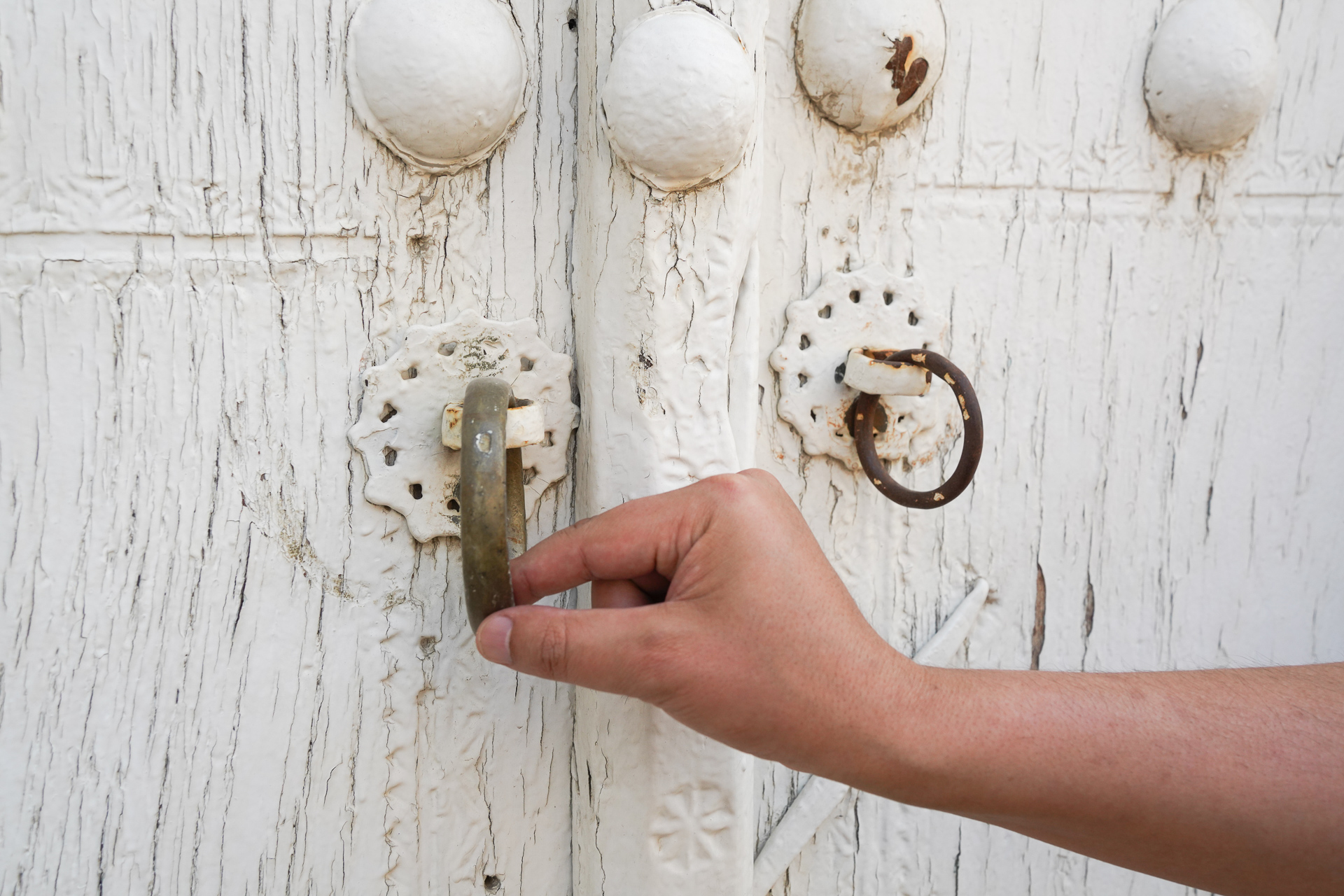 玄関ドアに付けられた金具は、ノックする用途にも使われる