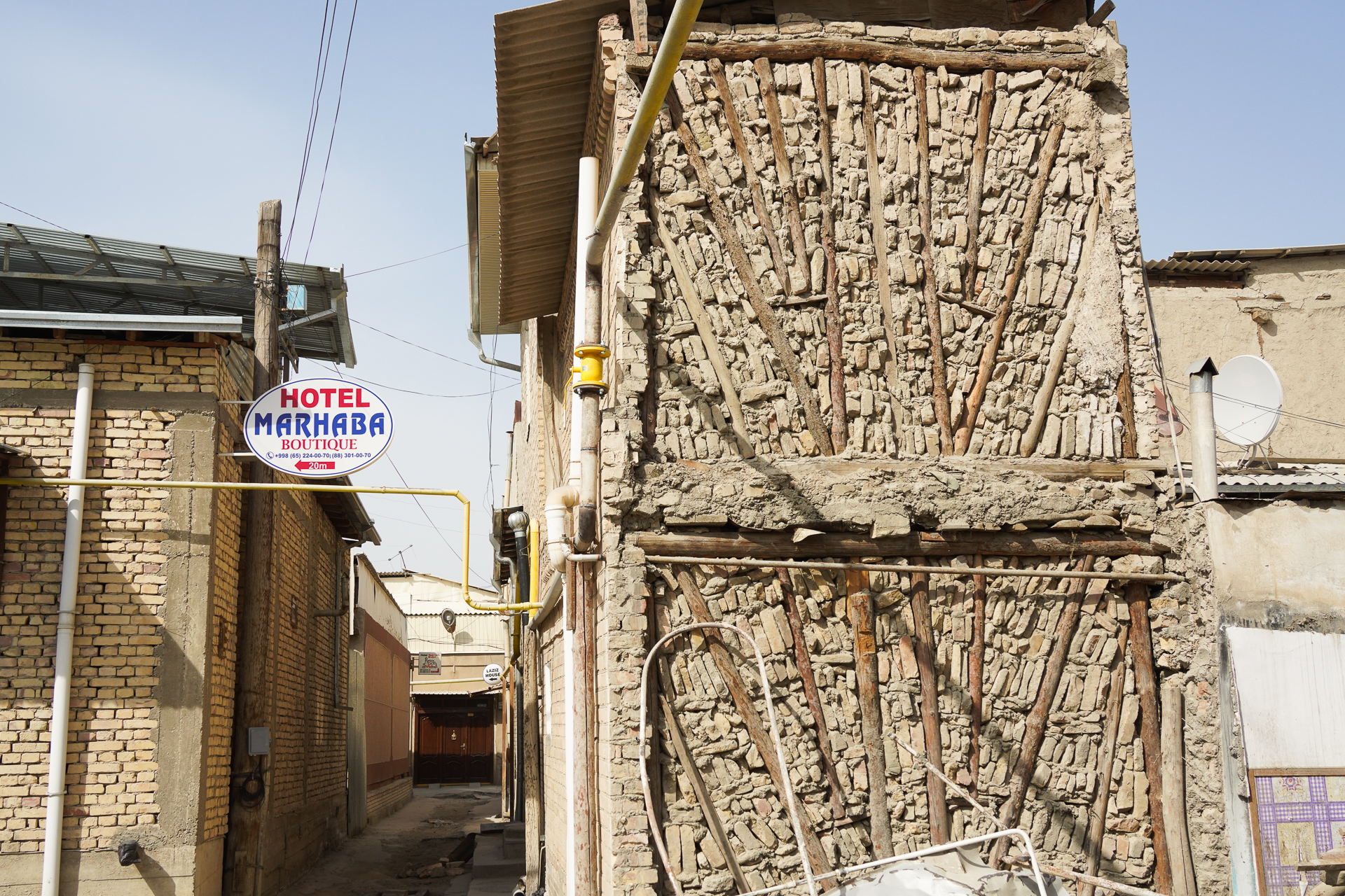 改修中の壁を見つけた。構造がよく分かっておもしろい