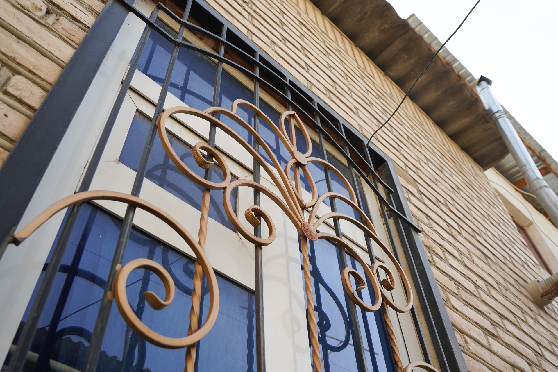 1階の窓には防犯用に金網があるが装飾がきれい