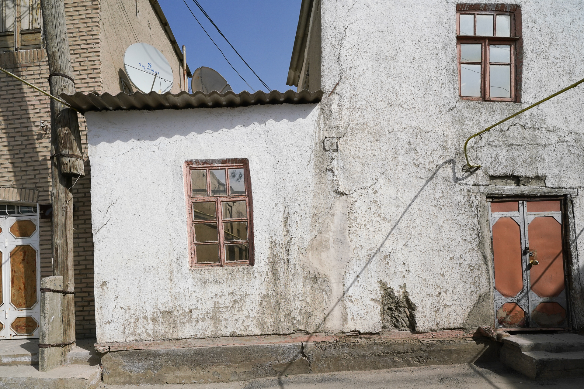 めずらしく1階に窓がある民家