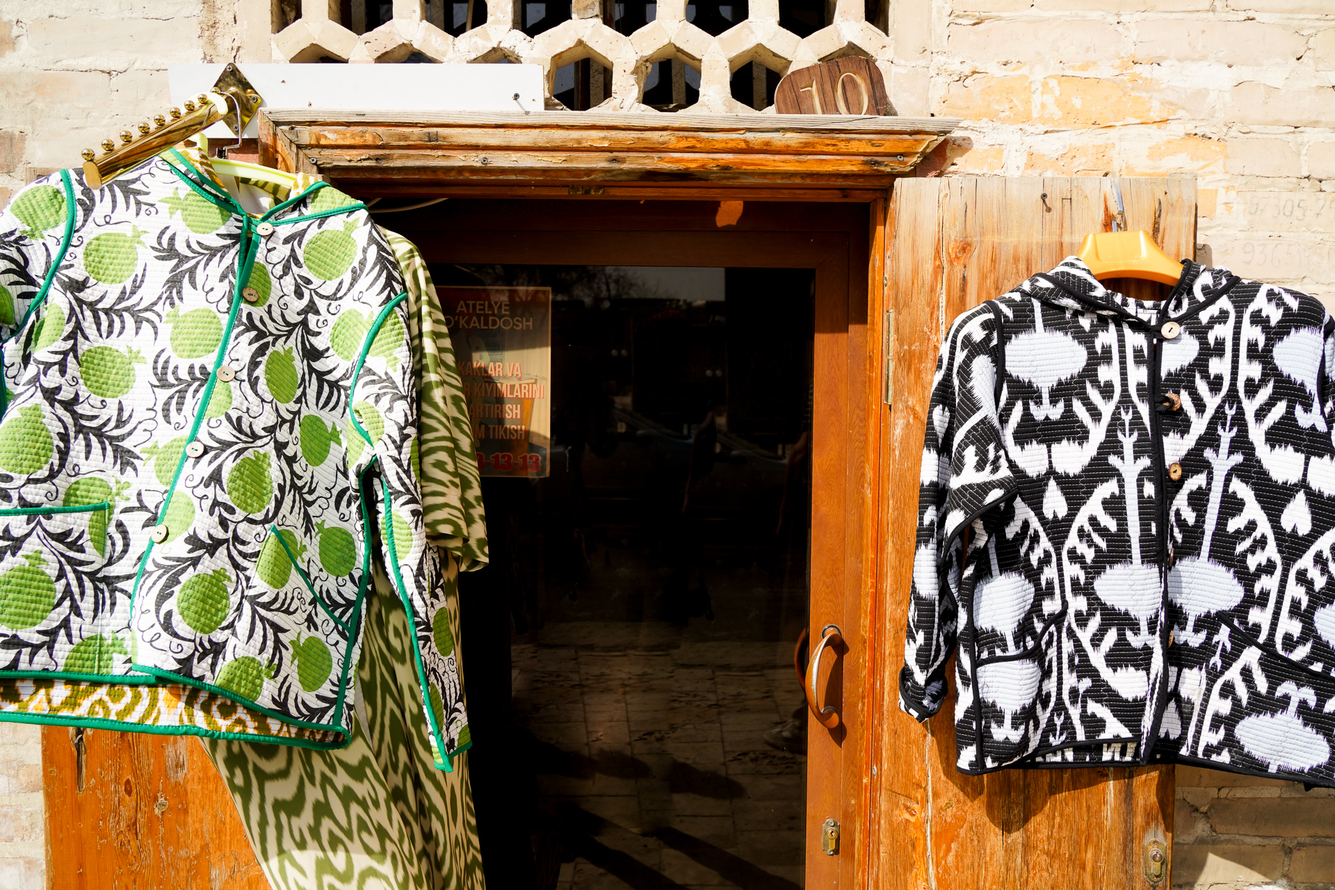 小さなショップ。ちょっと入りづらいけど、美しい模様の服