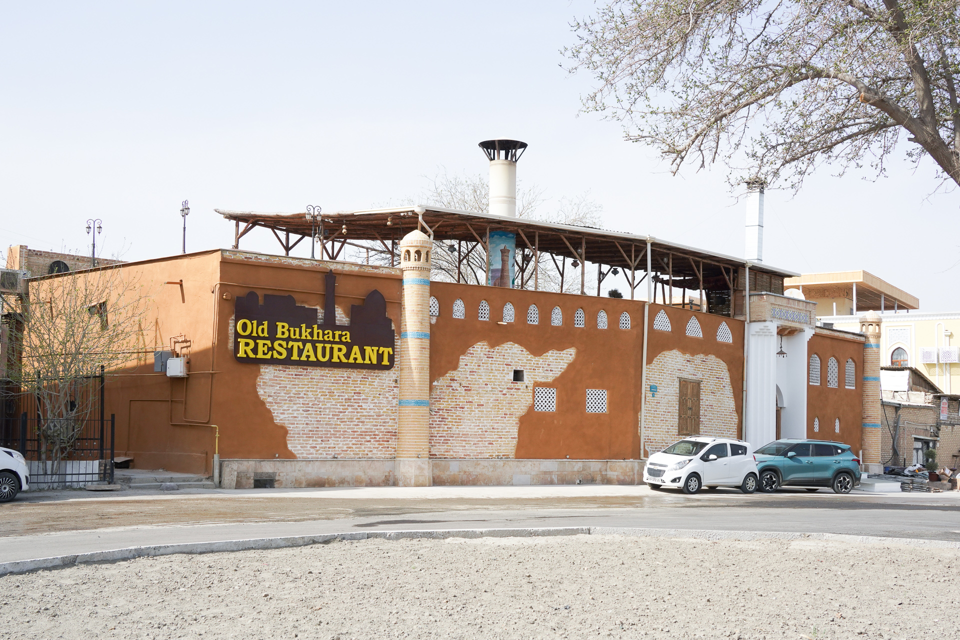 「オールド・ブハラ」レストラン。店はけっこうデカい