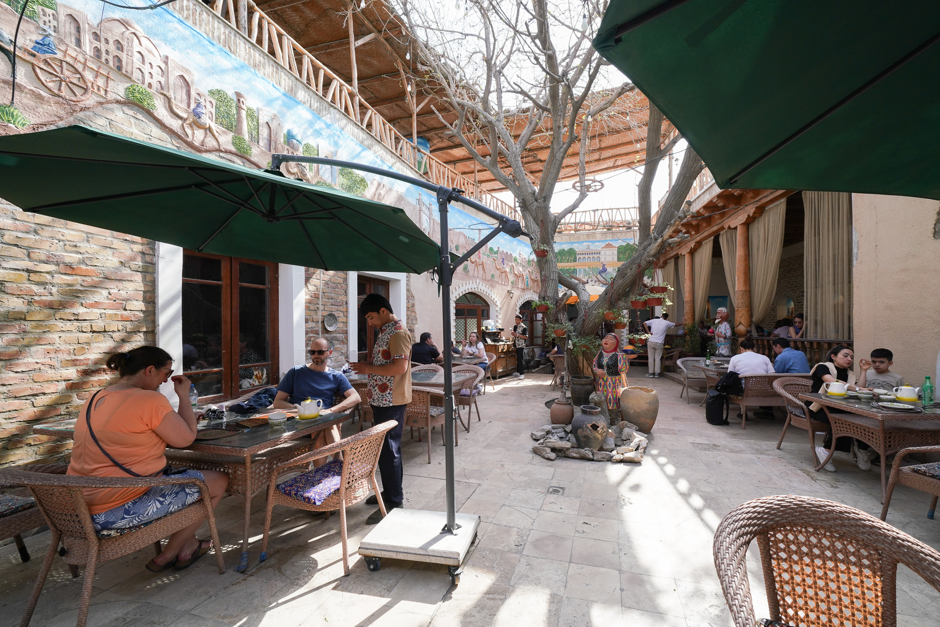 中庭の席。2階にもテラス席がある