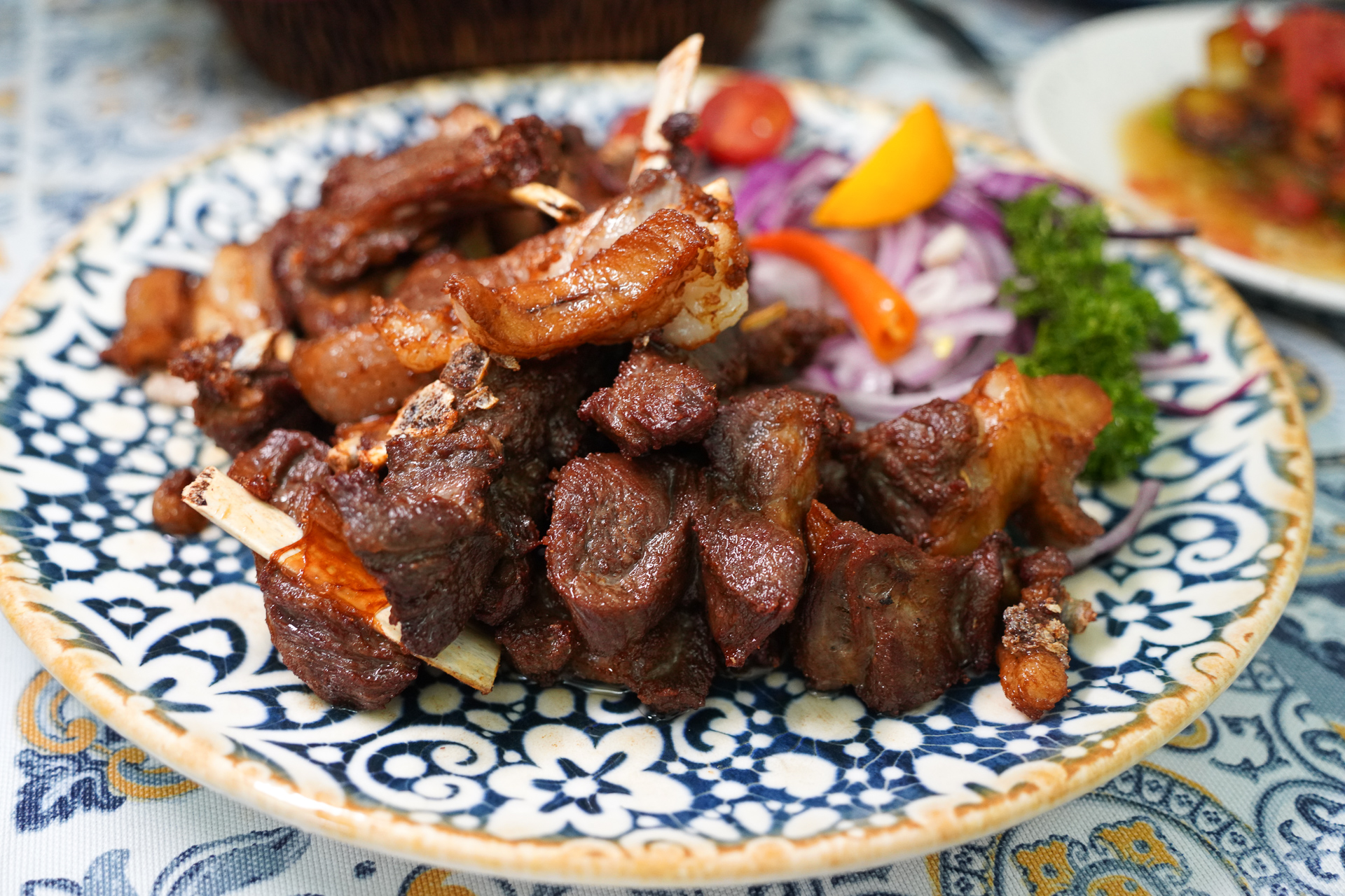 素揚げした骨付きラム肉「バグリ」。クミンがきいていて食べやすい