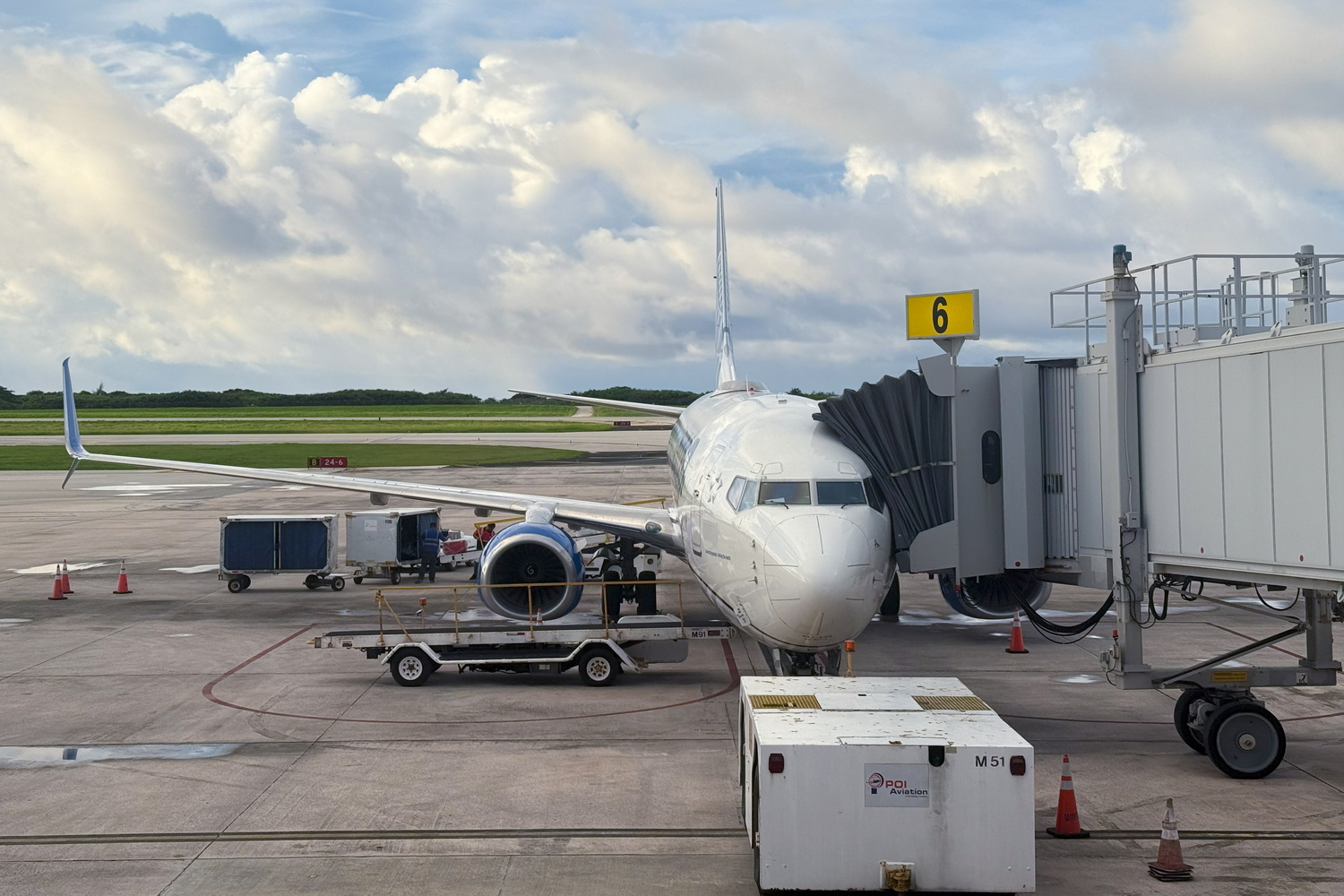 サイパン行き直行便は成田発の深夜便（写真は帰国便のもの）。機材はボーイング 737-800型機で、ビジネス16席（2-2配列）、エコノミー150席（3-3配列、うちエコノミープラスが42席）。