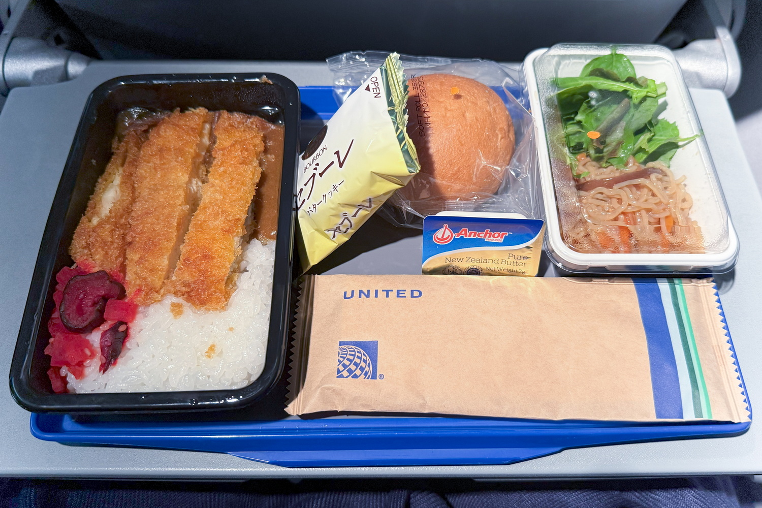 サイパン行きの便は夕食、帰国便は軽食を提供する。今回の夕食はカツカレーのプレートだった