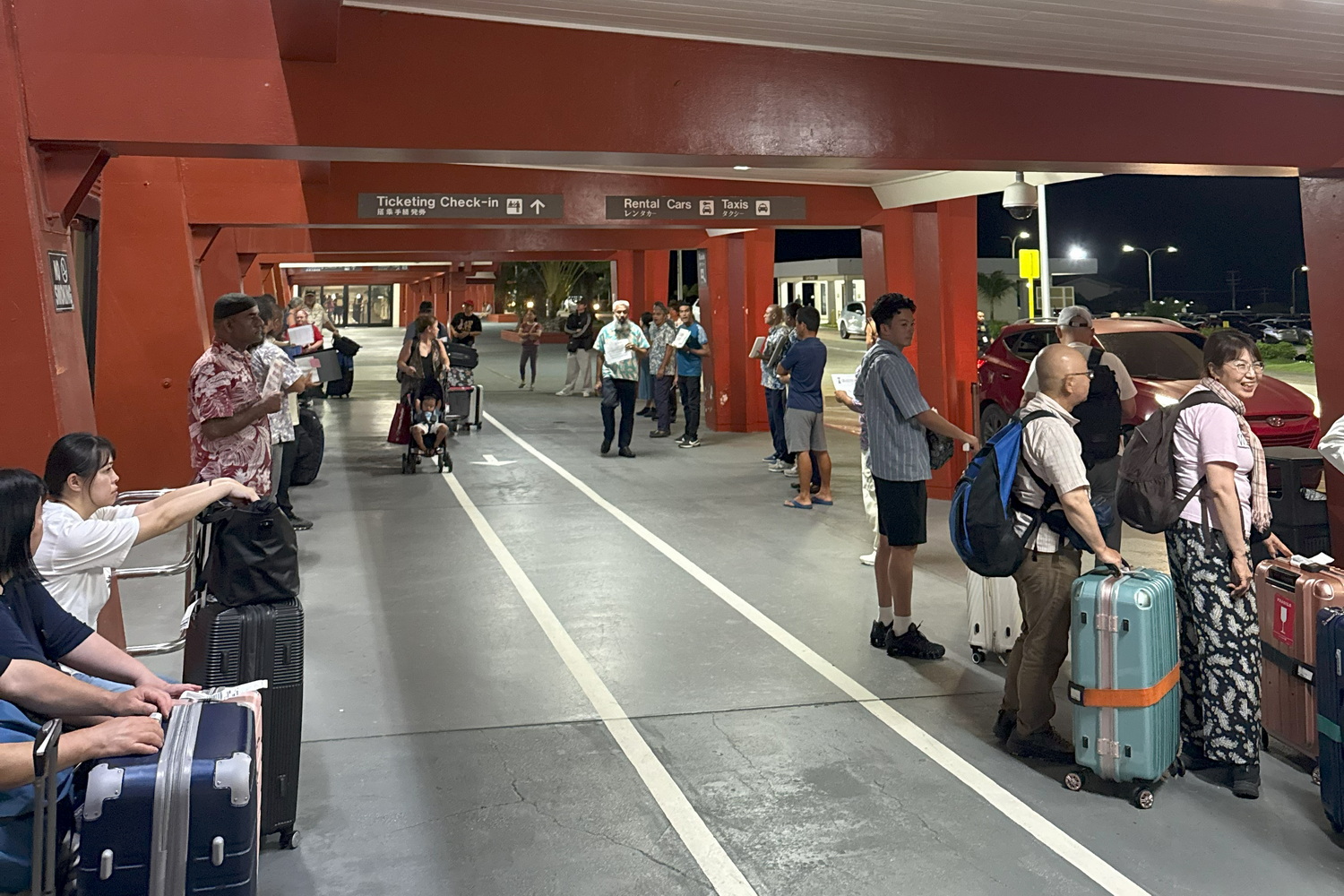 この日の便はほぼ満席だったこともあり、到着直後の空港の出入り口は送迎サービスの出迎えなども多く、深夜にしては人が多かった。乗客にはサイパン現地在住者やアメリカ国内の旅行者もかなりいたが、サイパン現地在住の人に聞いたところ、グアム～サイパン間の国内線の料金が高騰していることも影響しているらしい