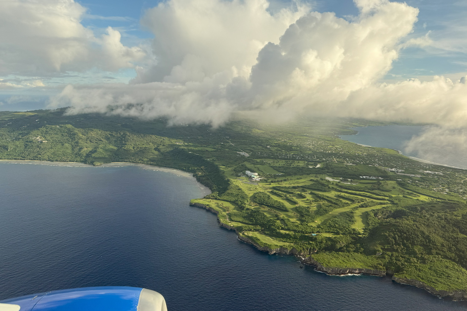 上空から見たサイパン島。島の東部エリアが見える（中央のビーチ、ゴルフ場は観光で行くことはあるが、奥の居住エリアに行くことはほとんどない）