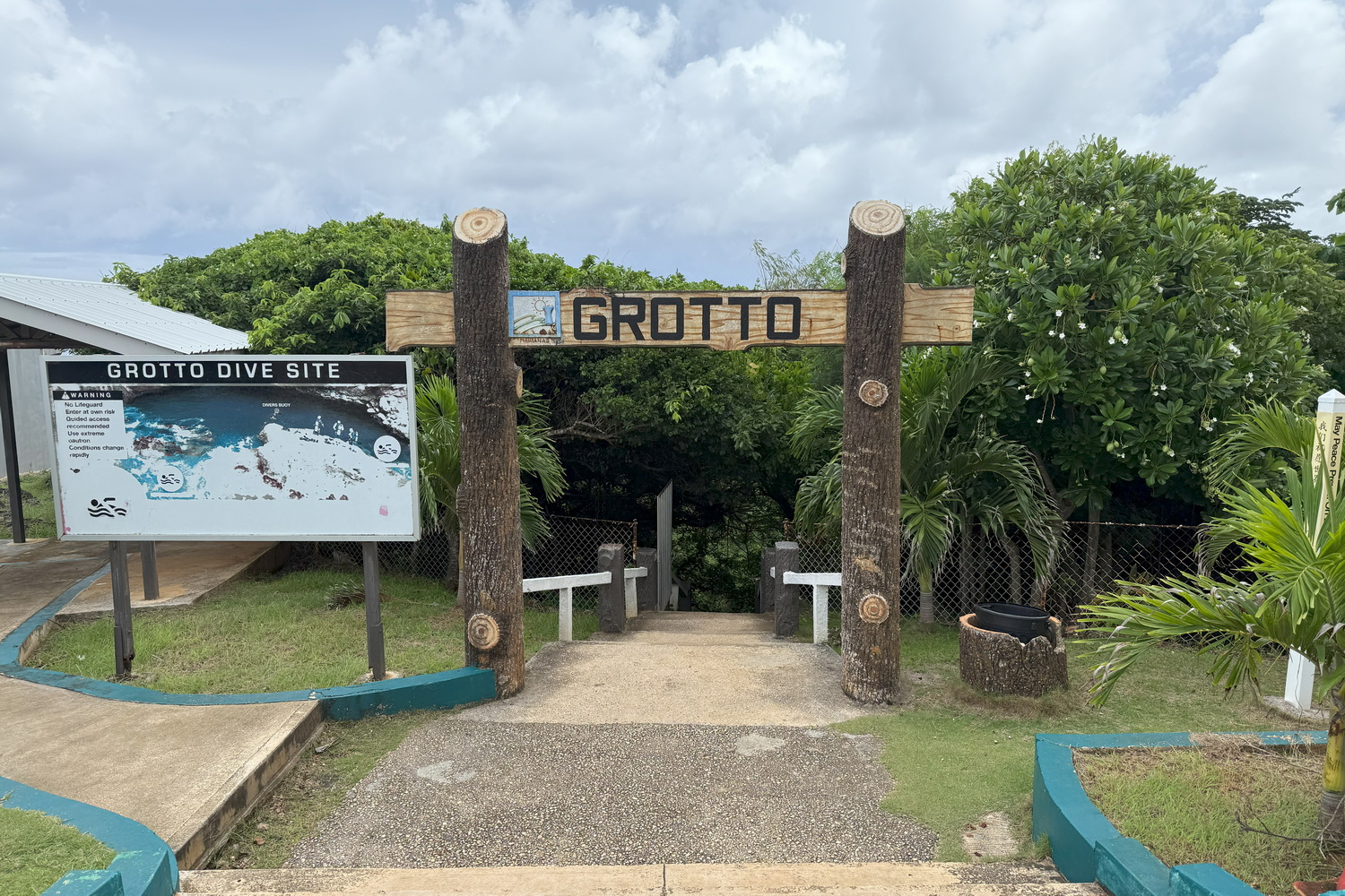世界的に有名なダイビングポイント「グロット」。島の北端をさらに進んだ先、島の北東部に位置する。ゲートの先は崖になっており、海へのエントリー場所は100段以上の階段を下った崖下にある（ゲート脇の展望台から周囲を見ることもできるが、崖下にあるエントリー場所はほとんど見えない）。奥に見える海には洞窟を抜けると出られる