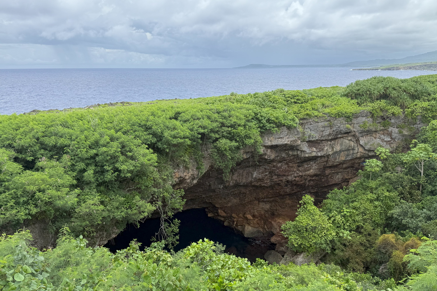 世界的に有名なダイビングポイント「グロット」。島の北端をさらに進んだ先、島の北東部に位置する。ゲートの先は崖になっており、海へのエントリー場所は100段以上の階段を下った崖下にある（ゲート脇の展望台から周囲を見ることもできるが、崖下にあるエントリー場所はほとんど見えない）。奥に見える海には洞窟を抜けると出られる