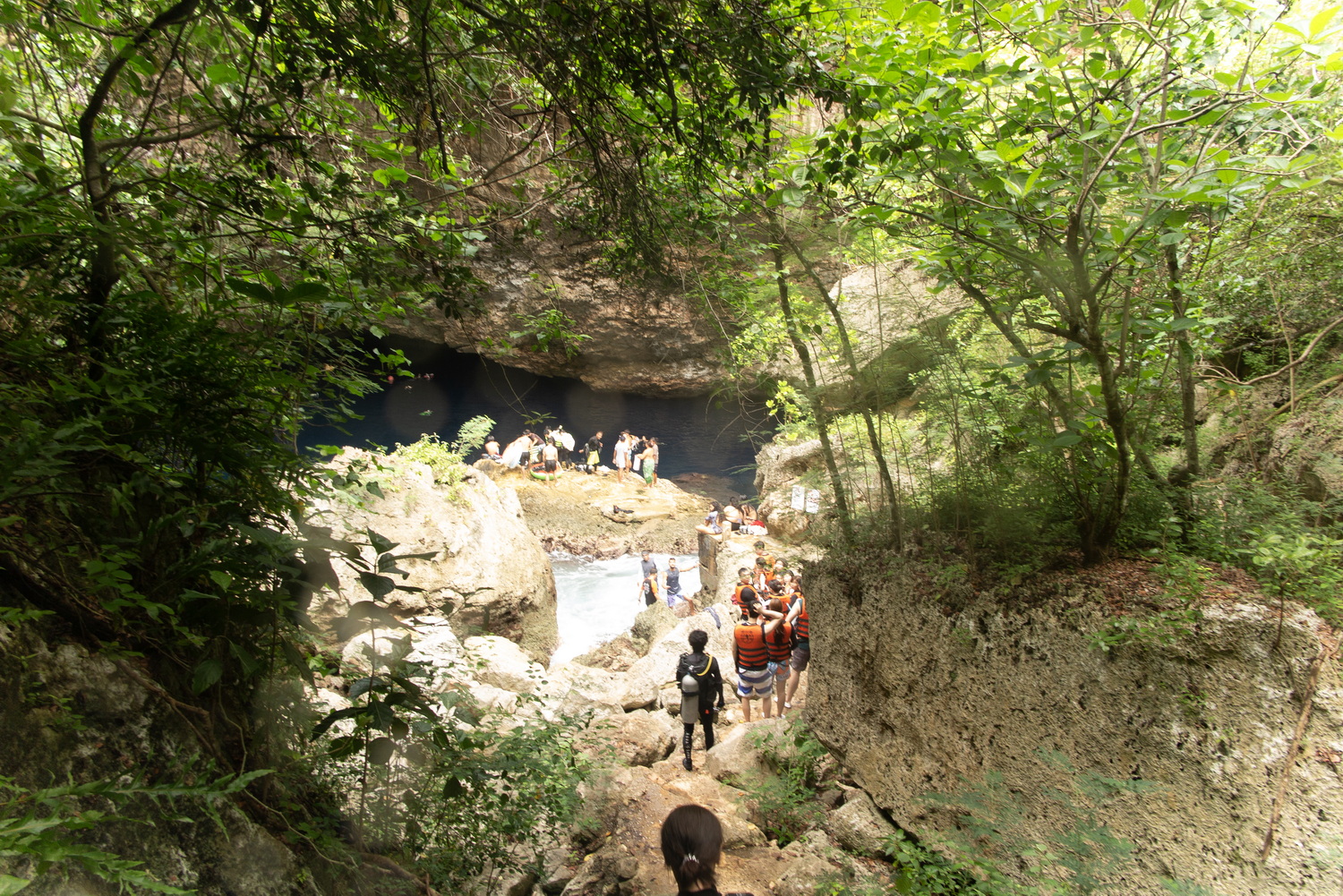 天井の抜けた洞窟状のスポットで、エントリー場所の岩場は内陸側にできた天然のプールになっている。洞窟内のプールは海水浴やシュノーケリングでも楽しめるので、天候・海況がよい日は多くの観光客や地元民が訪れる。水中からエントリー/エグジット場所の岩場方向を見ると差し込む光とグロットを楽しむ人々の様子が美しい