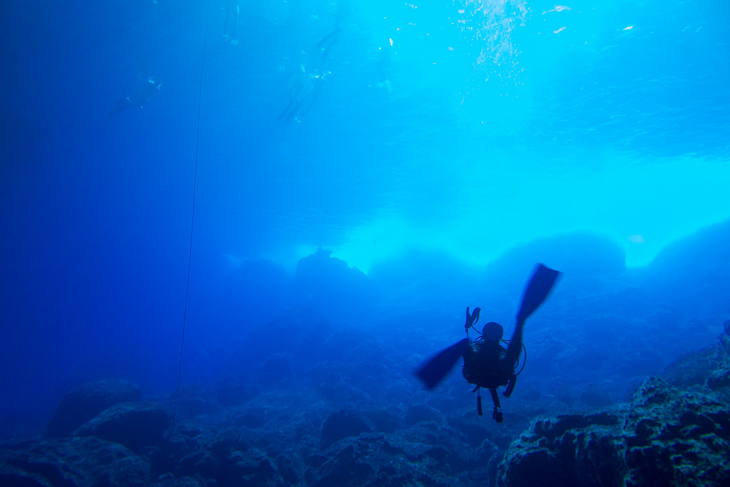 天井の抜けた洞窟状のスポットで、エントリー場所の岩場は内陸側にできた天然のプールになっている。洞窟内のプールは海水浴やシュノーケリングでも楽しめるので、天候・海況がよい日は多くの観光客や地元民が訪れる。水中からエントリー/エグジット場所の岩場方向を見ると差し込む光とグロットを楽しむ人々の様子が美しい