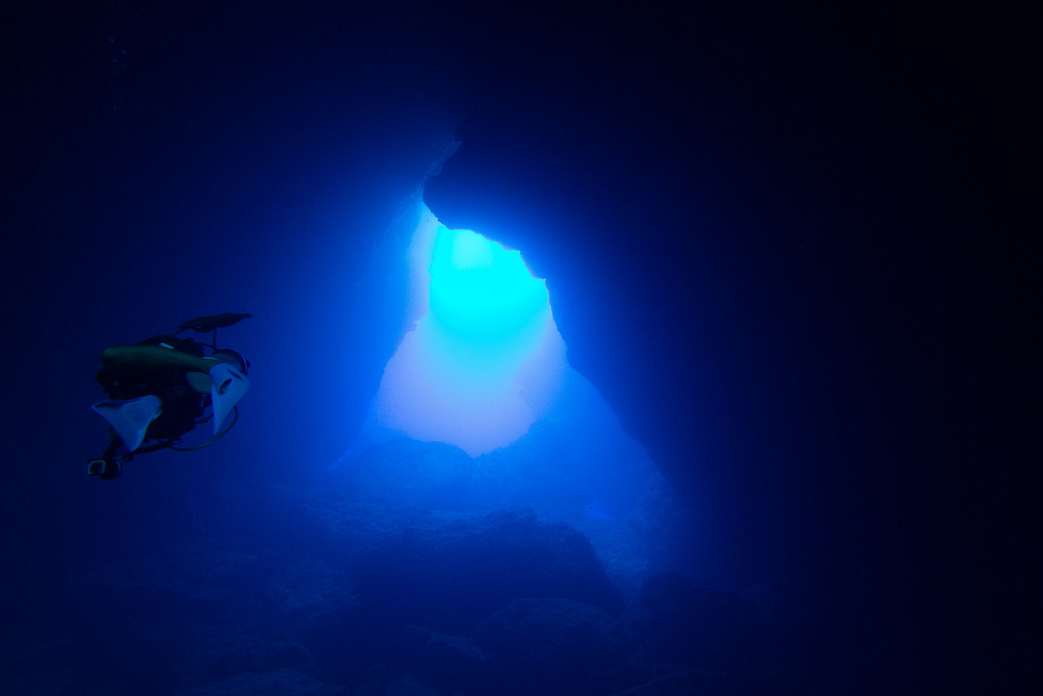 天然のプールの先には、外海につながる複数のトンネルがある。スキューバダイビングでは、このトンネルを抜けた先のルートを巡る