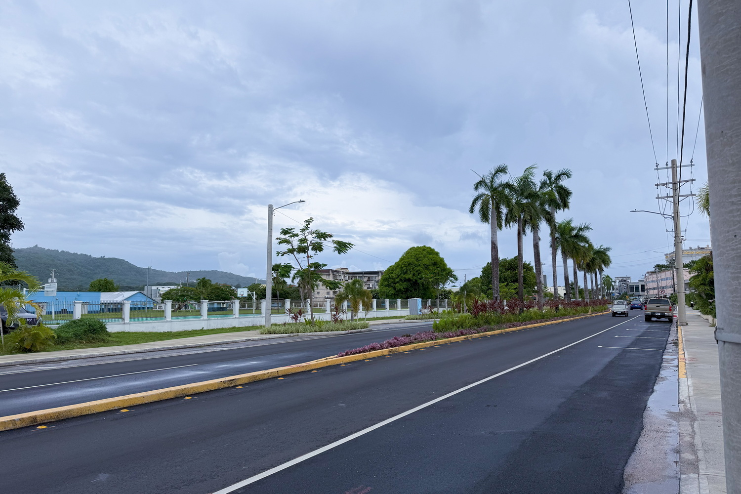 島の西側を南北に走るビーチロードのガラパン付近。道路の反対側に見えているのは公立学校