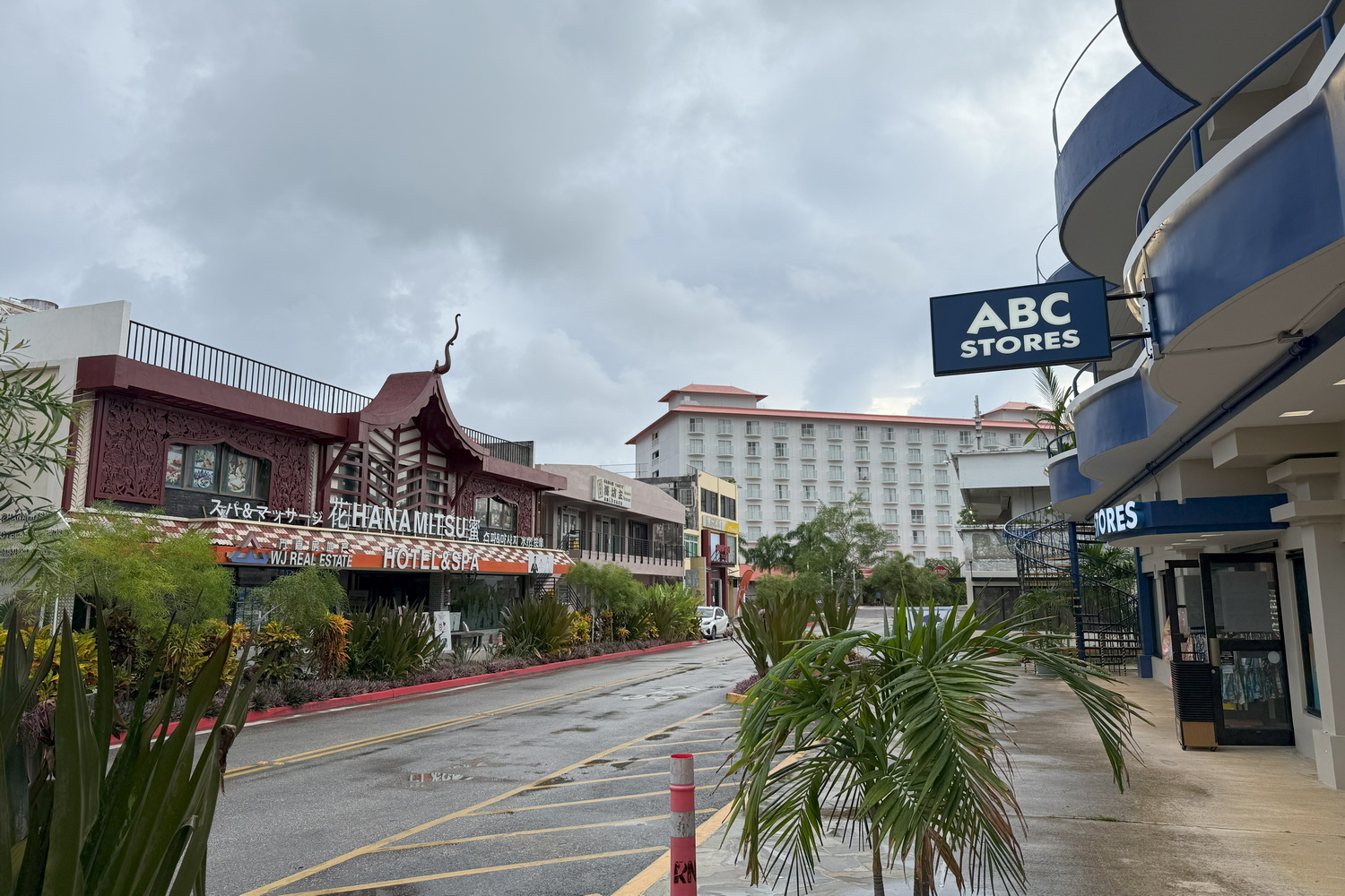 右端に看板が見えているが、ABCストアはガラパン地区に2店舗、パセオデマリアナスとグランヴィリオリゾートサイパンの隣にある