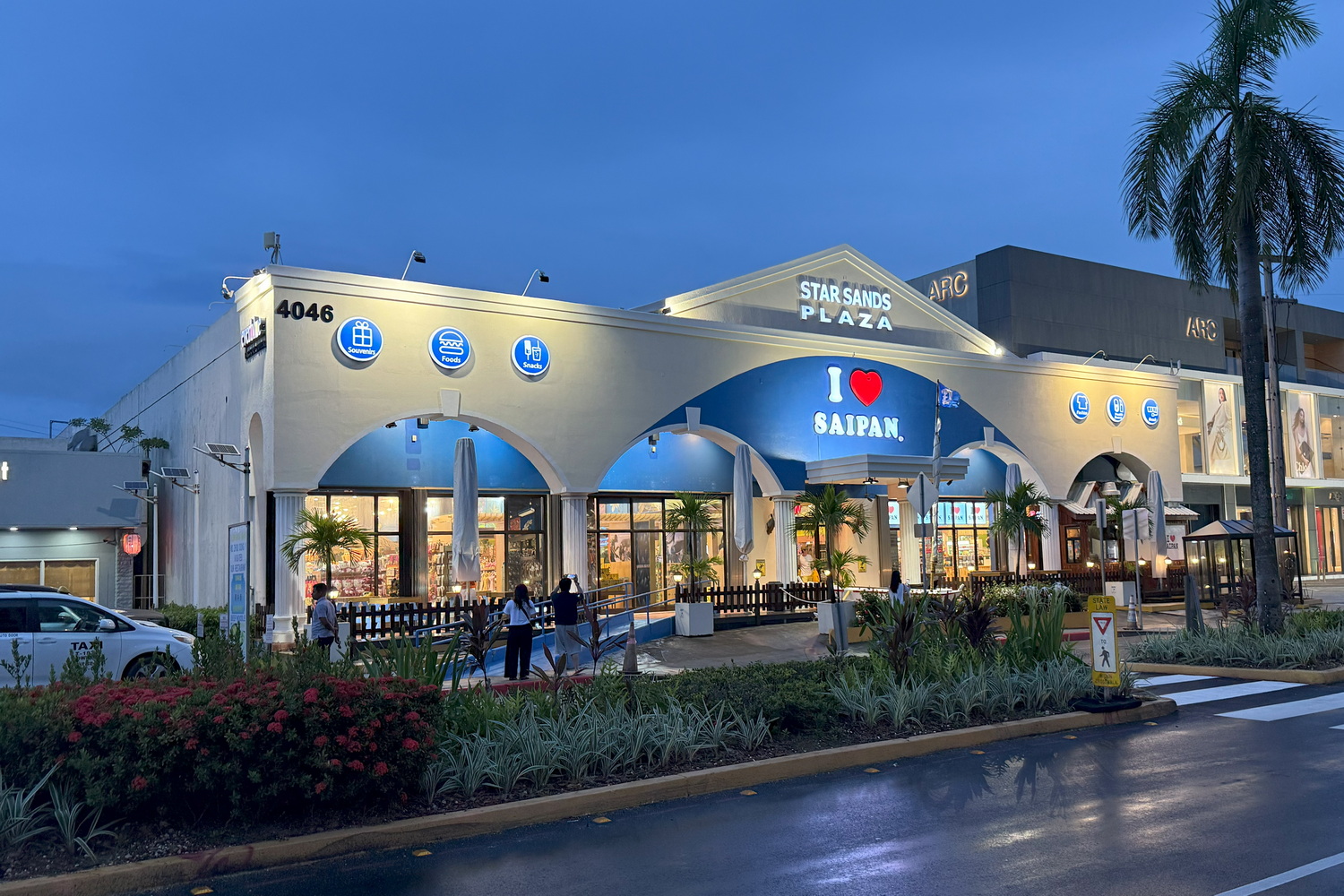 サイパンローカルの土産物/スーパーマーケット、アイラブサイパン。土産物や食品、衣類、日用雑貨、イートインなどいろいろ揃っている