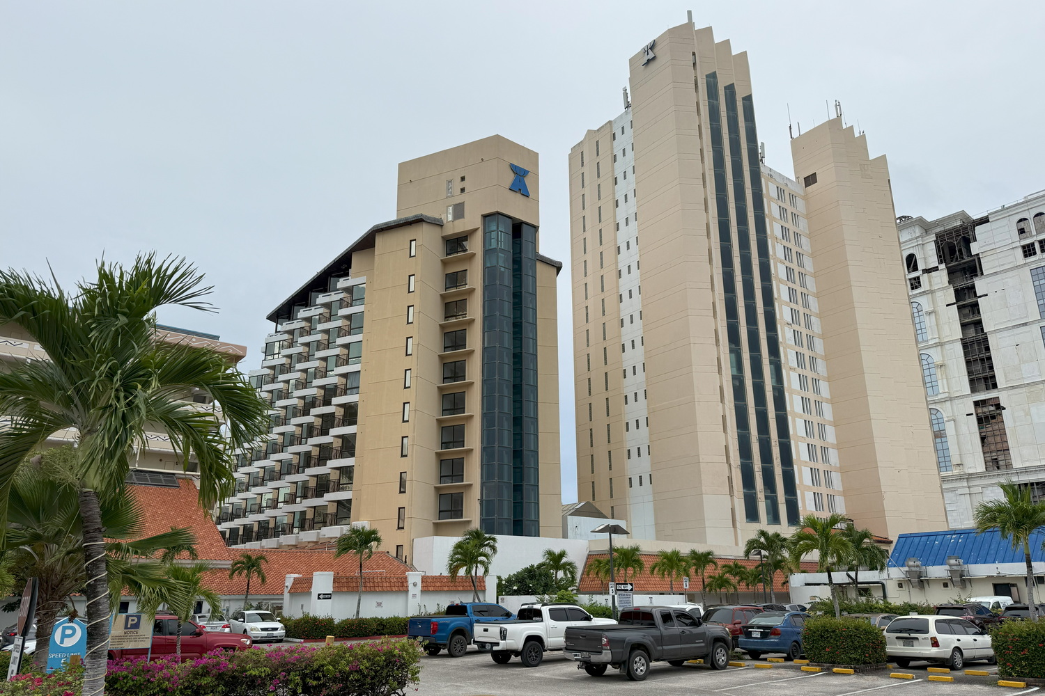 ホテルは3棟。メイン棟の北側にある高層ビルは、左がクリスタルタワー、右がタガタワー。今回はタガタワーに宿泊した。展望レストランはクリスタルタワーの最上階にある