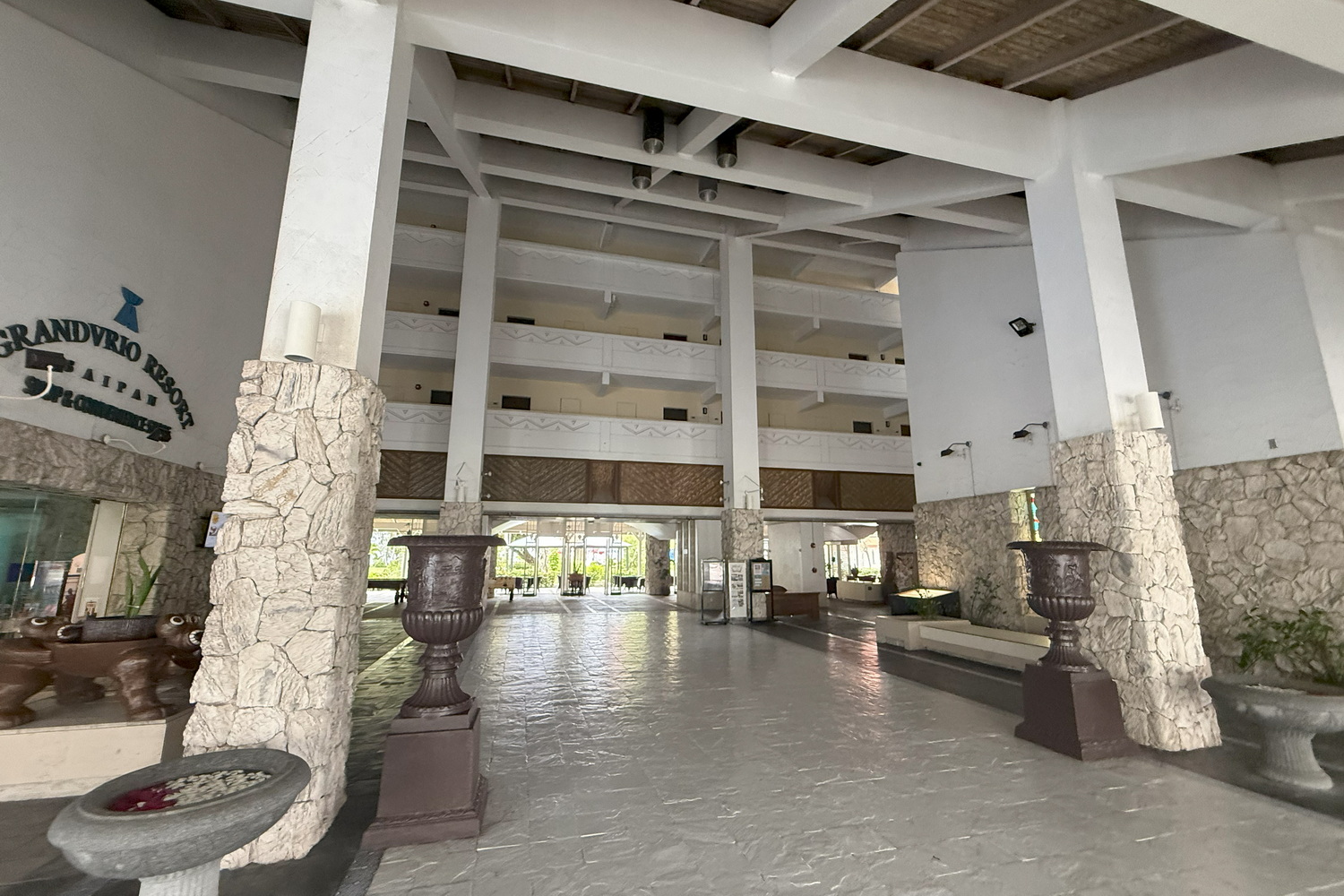 ホテルのエントランス。フロントと2つのタワーは右手奥方向。このまま正面に進むと、ホテルのプール、その向こうには白砂の海岸「マイクロビーチ」が広がっている