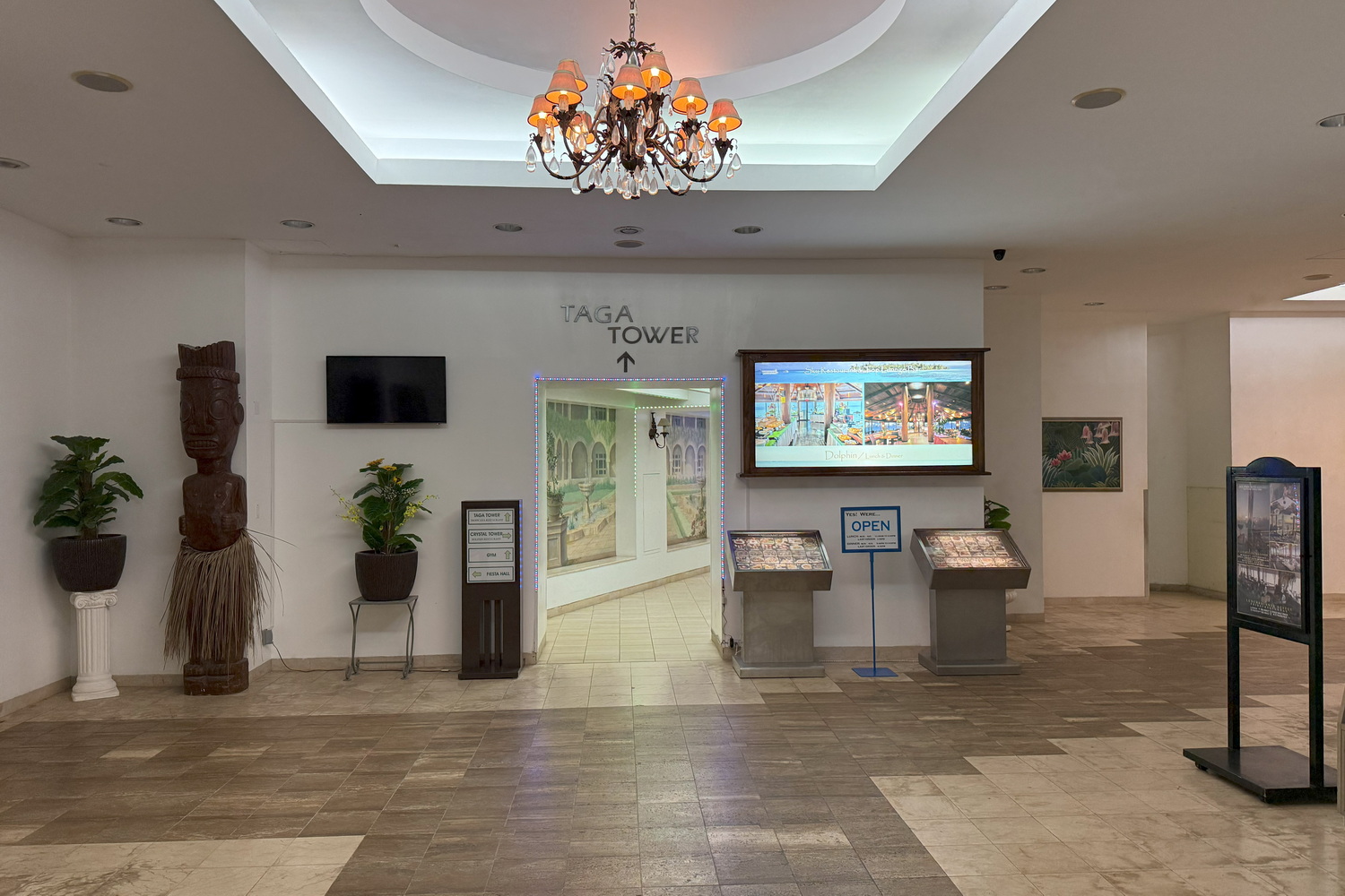 タガタワーへの通路。右手に進むとクリスタルタワー上階に行くエレベーターがある