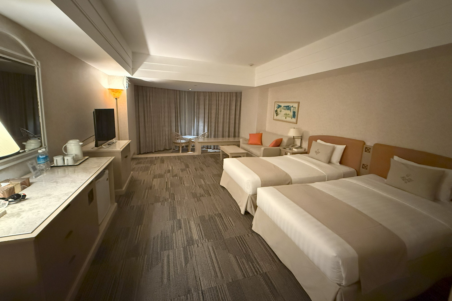 タガタワー11階のスタンダードルームに宿泊した。インナーバルコニーのあるゆったりとした客室だ