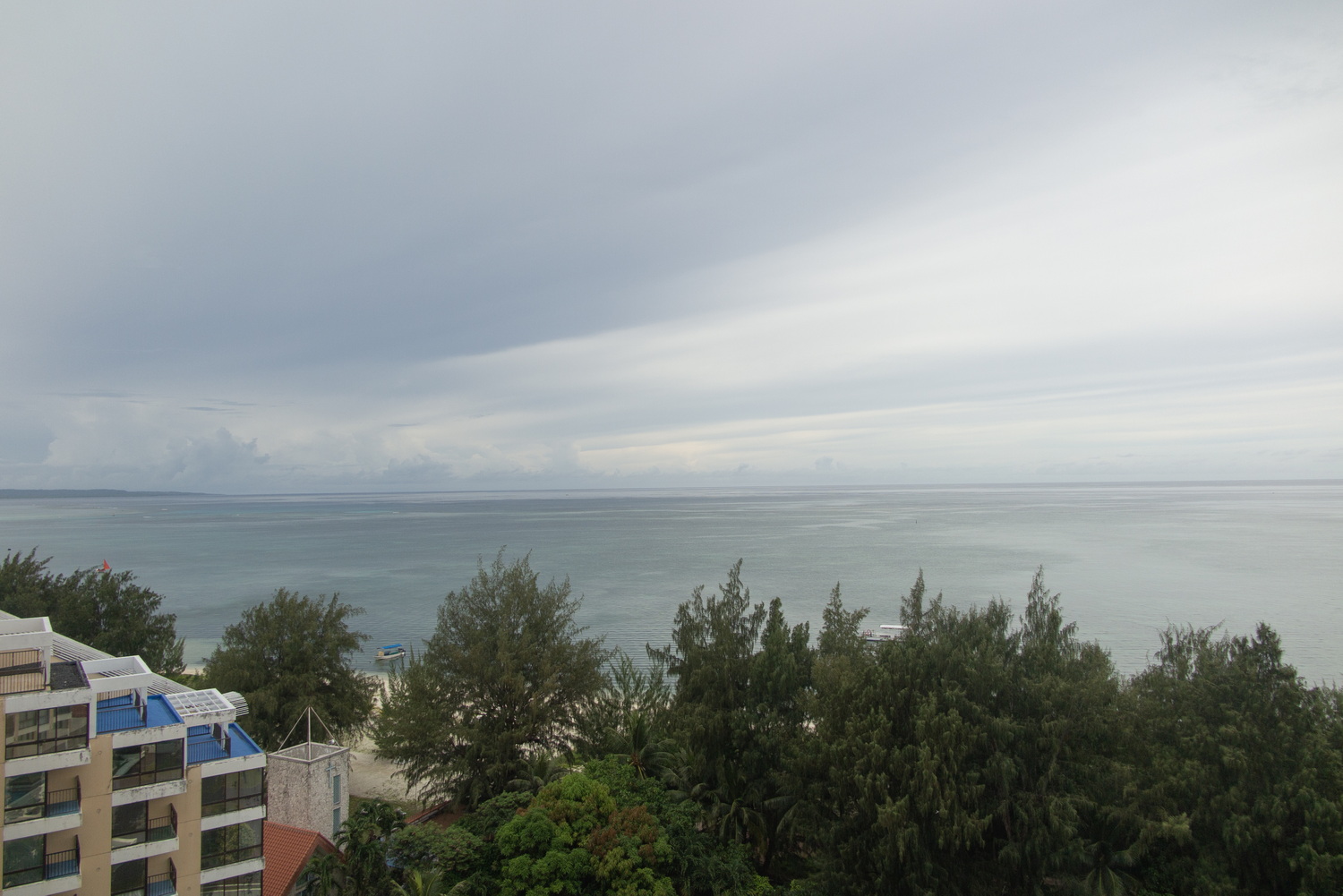 滞在中、完璧な晴天！となることが少なかった今回だが、それでもタガタワーの客室から見る海のある景色は絶品