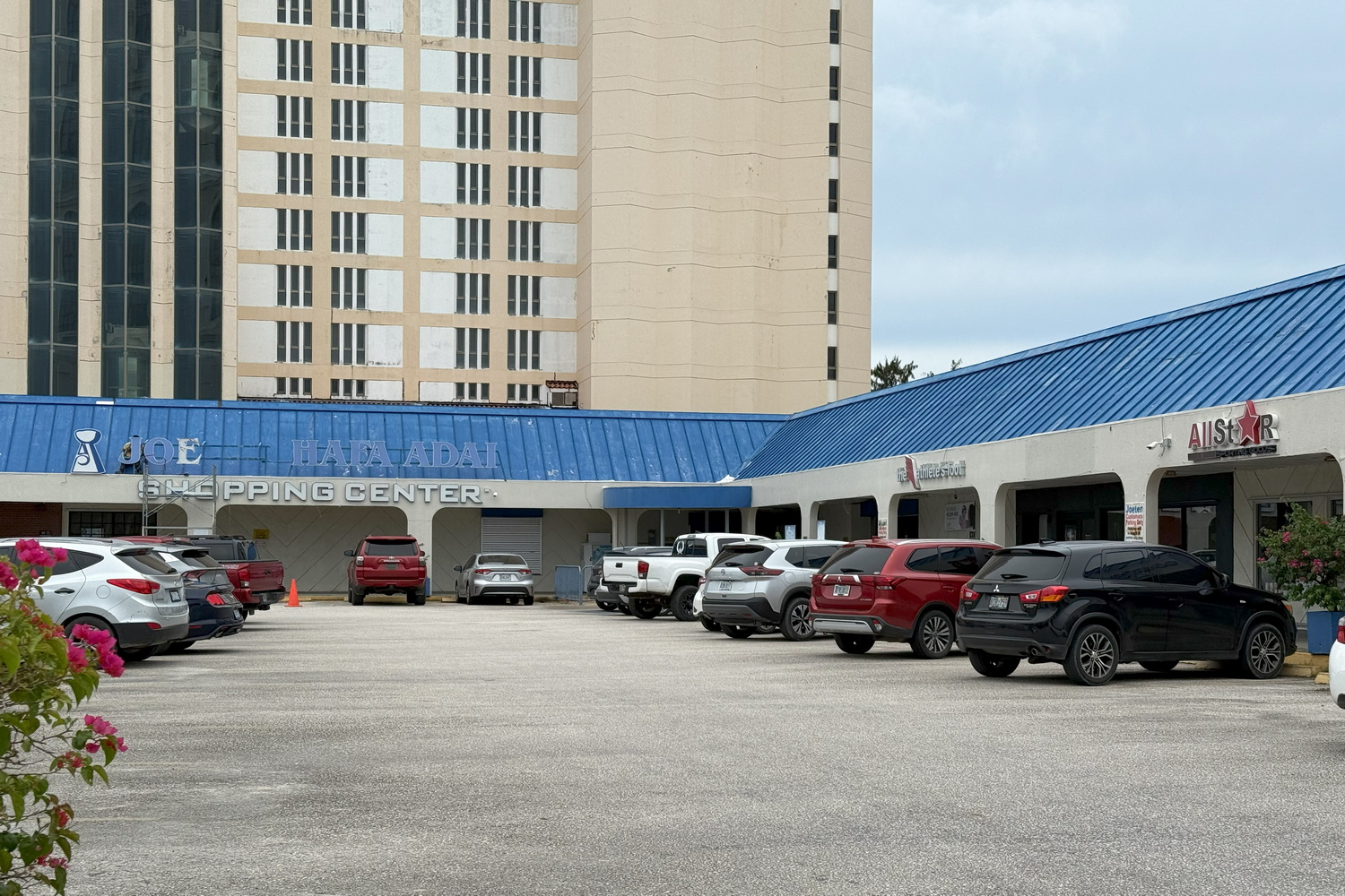 グランヴィリオリゾートサイパンのすぐ隣にあるジョーテン・ハファダイ・ショッピング・センター。ジョーテンは地元のスーパーマーケットチェーンでガラパンのほか、島内各地に複数展開する。ショッピングセンター内にはこのほか、アパレルショップなどがある