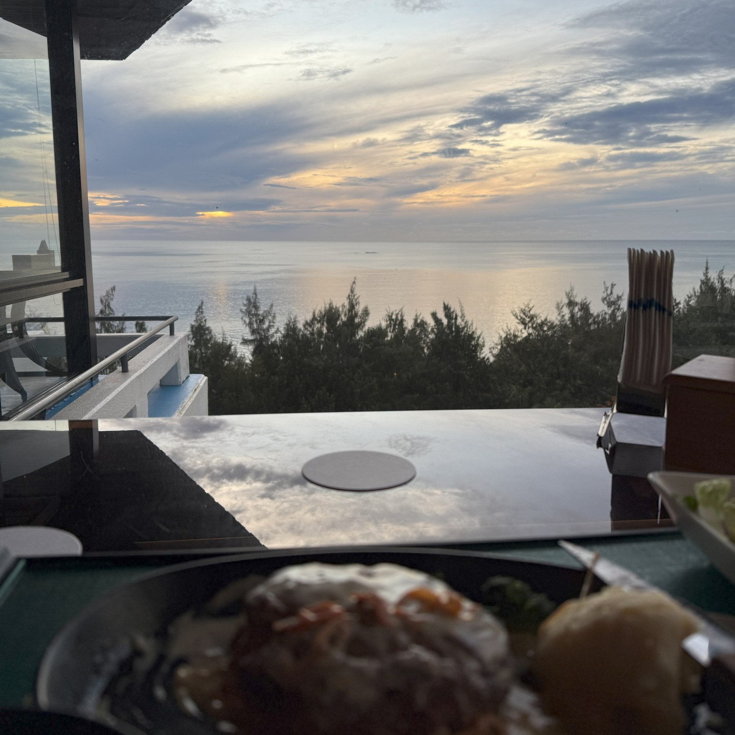展望レストラン「ドルフィン」にて。ちょっと早めのディナーにすれば見事な日没が……というつもりだったが、天候に若干恵まれず。それでもオーシャンビューの高層階での食事は心地よい