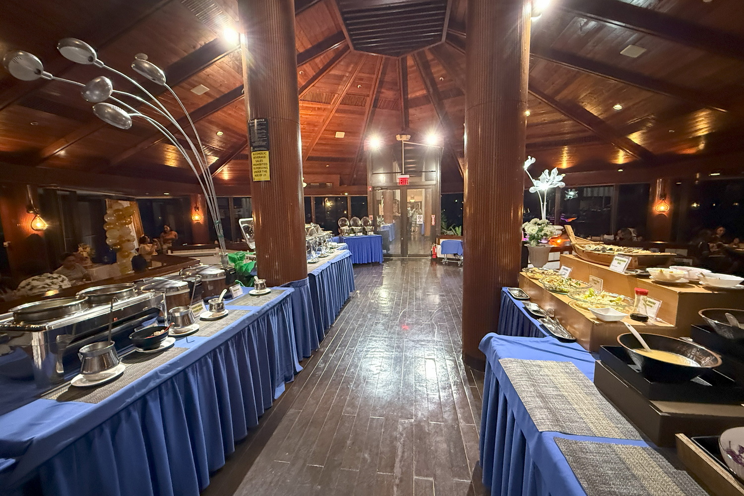 土曜のディナータイムはビュッフェ営業。カルフォルニアロール系の寿司など、バラエティ豊かなメニューが楽しめる（1人25ドル）