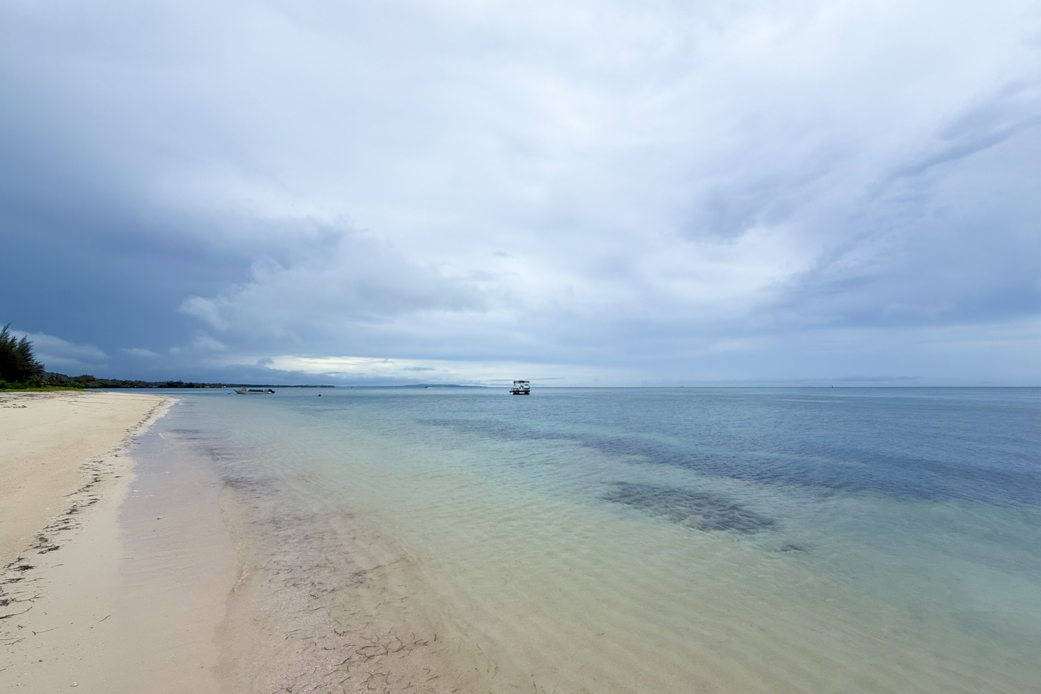 グランヴィリオリゾートサイパン、クラウンプラザリゾートサイパン、マリアナ ビーチ リゾートの目の前、南北1kmほどの白い砂浜が「マイクロビーチ」。一部歩きにくいところはあるものの、一応徒歩で進めるため、グランヴィリオからアメリカンメモリアルパークまでは海岸沿いにずっと散歩できる