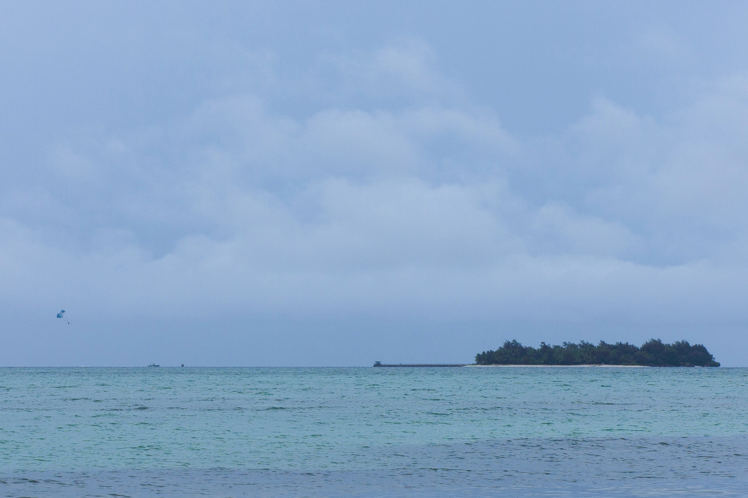マイクロビーチ沖～マニャガハ島はマリンアクティビティのスポットになっていて、パラセーリングをよく見かける。上空から見るサイパンの風景はかなり爽快