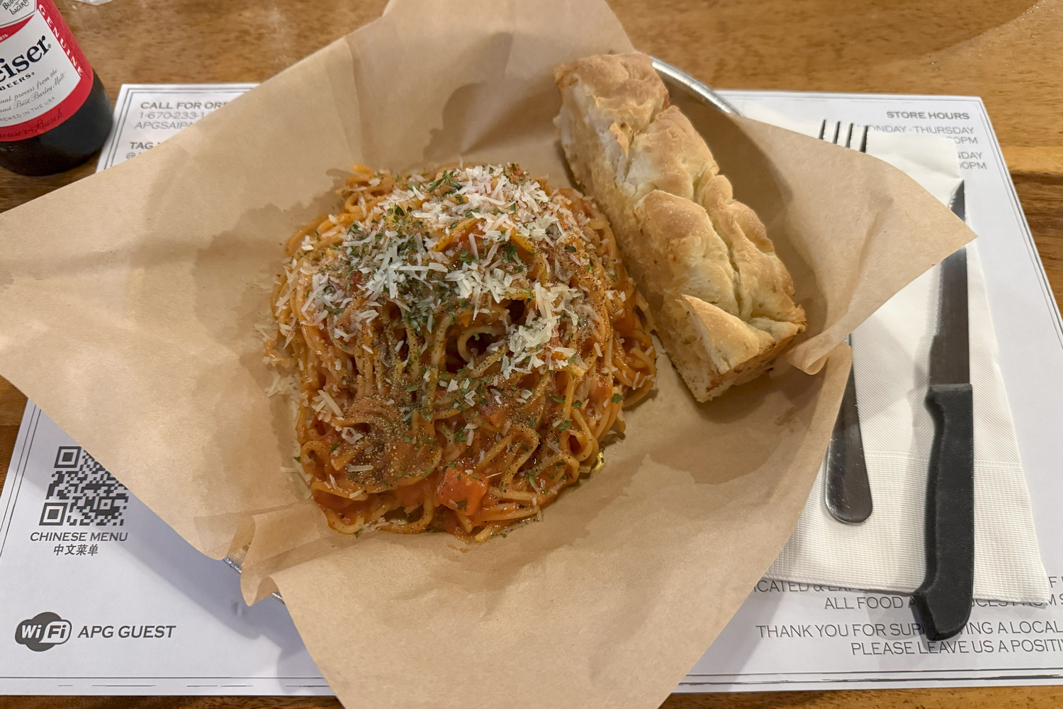 今回の滞在では麺類を食べる機会がなぜか多かった。こちらはガラパン中心地にあるアメリカンピザ＆グリルのマリナーラパスタ ミートボール付き（18ドル）。ハンバーグのようなボリュームのミートボールが乗っていてボリューム満点