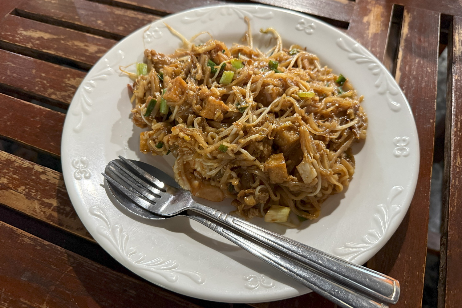 こちらはダイビング中のランチで連れて行ってもらったAB Wild Bill's Bar＆Grill。店名だけ聞くといかにもアメリカンな感じでハンバーガーがオススメらしいのだが、タイ料理も充実していて、このときはパッタイ（エビを選ぶと13.75ドル）をいただいた。こちらのお店もなかなかのボリューム