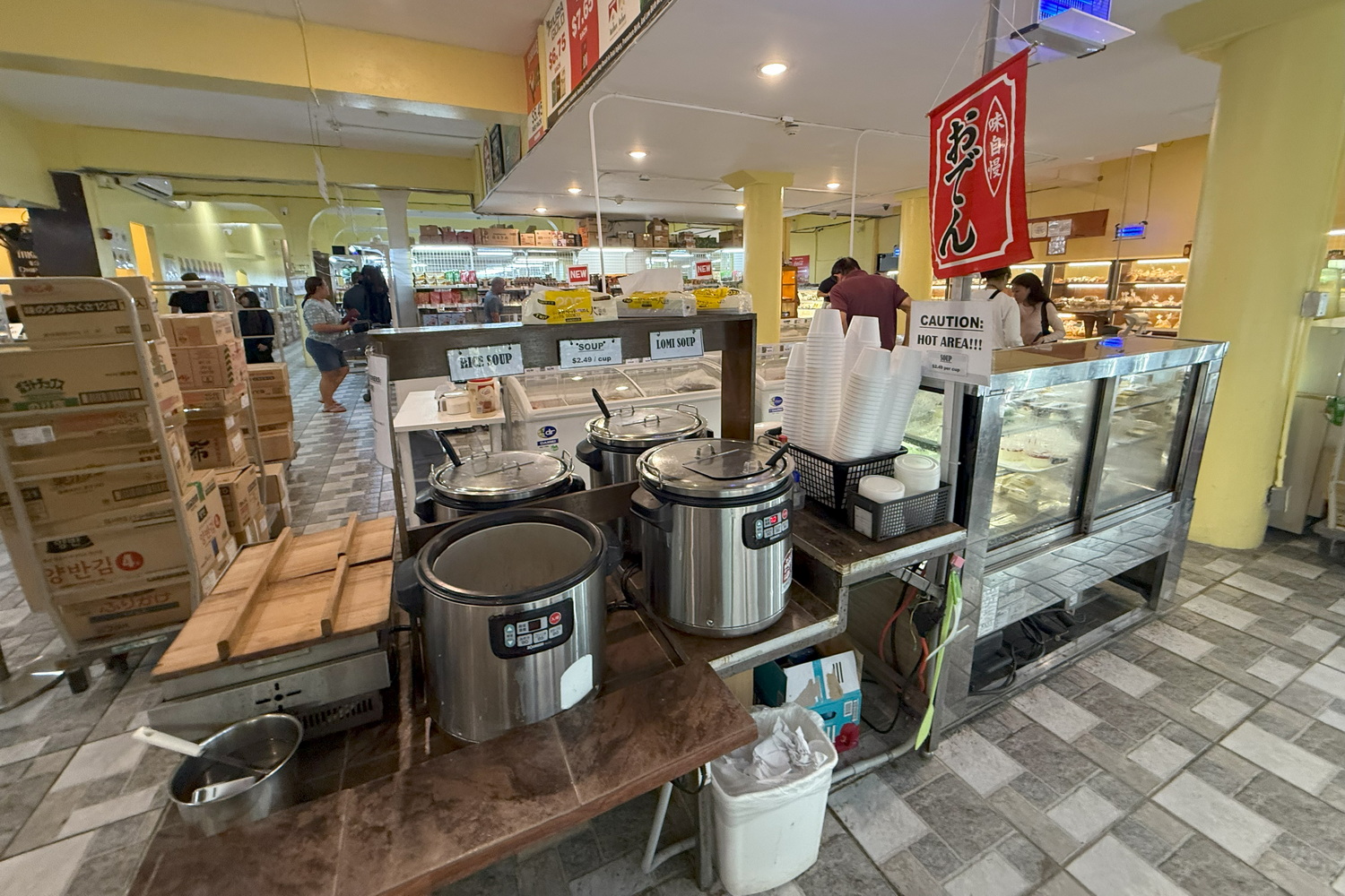 朝から熱い味噌汁が飲めるHIMAWARIのスーパーマーケット