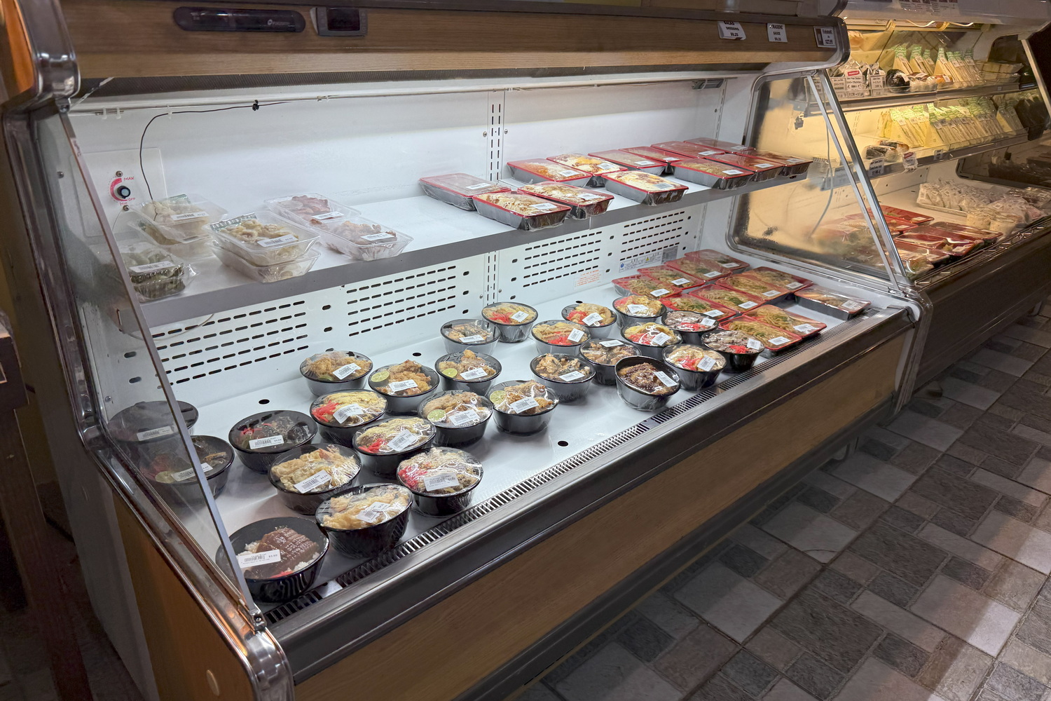 日本式の弁当、丼物がすごく充実しているのも特徴。お値段も手ごろだ。ベーカリーも併設なので、それこそ1日2食、3食とここで済ませるのも余裕。朝が早いダイバーの味方だ