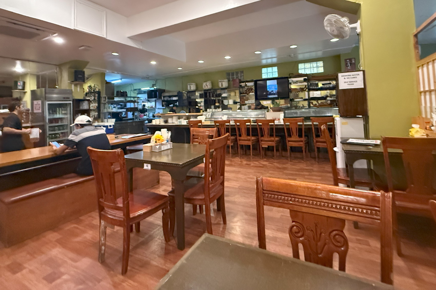 同じ建物にあるHIMAWARIのレストラン。ランチタイムのラストオーダー直前だったためすんなり着席できたが、現地の人にも人気のお店なので昼、夜ともにかなり混みあう