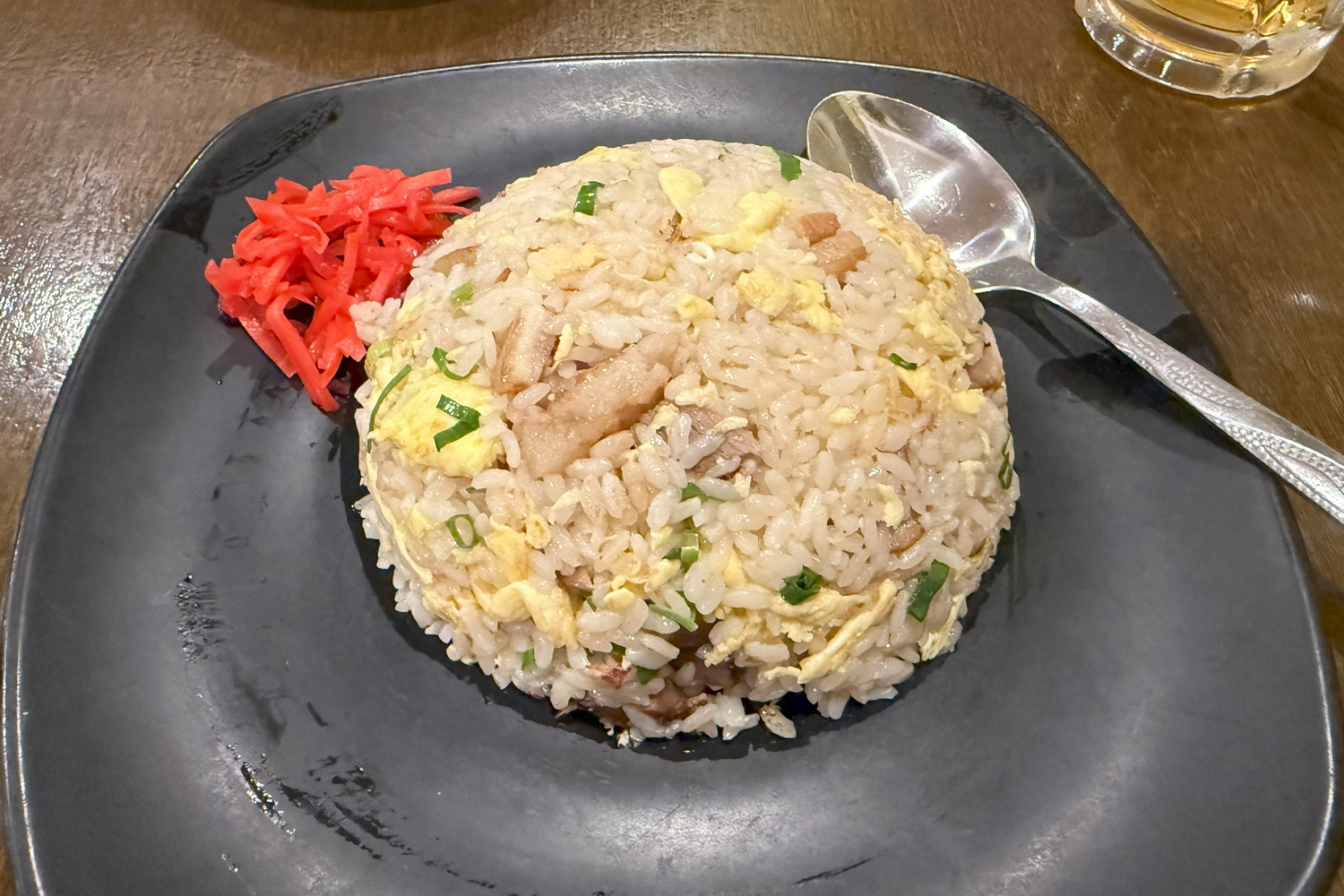 あまり海外で和食が恋しくならない私だが、香りにつられてチャーハンを注文。紅ショウガが添えられていたが、どうやらサイパンの人は紅ショウガが好きらしい