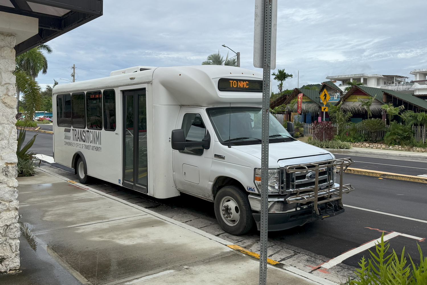 島の西側を南北に走る「Transit CNMI」の定期路線バス。14時くらいに乗ってみたが半端な時間帯だったため車内にはかなり余裕があった