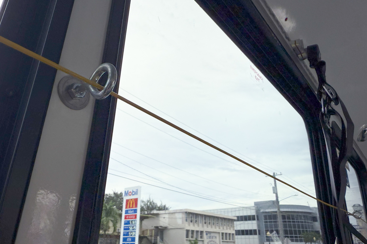 降りたいときは窓付近に張ってあるロープを引いてベルを鳴らし、ドライバーに降車を伝える