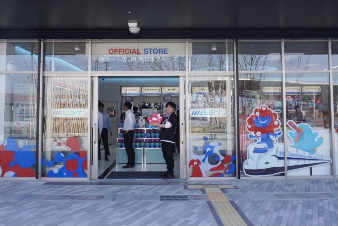 記念ICOCAは会場外での販売が決定した。ICOCAのイコちゃん×ミャクミャクグッズだけでなく、金鳥やロゴスなどさまざまな企業とのコラボグッズを展開している。遊び心あふれる店内装飾や演出にも注目