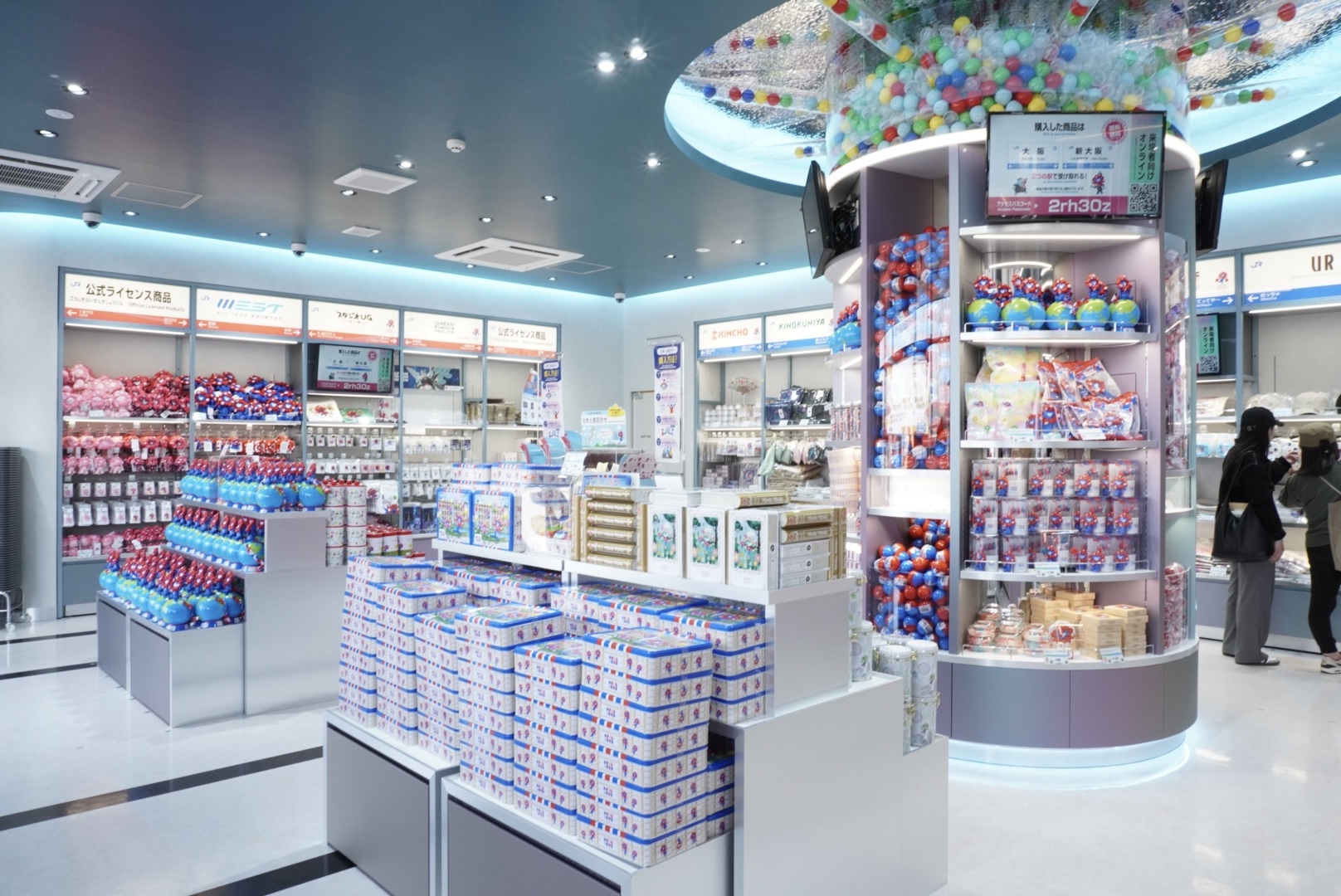 記念ICOCAは会場外での販売が決定した。ICOCAのイコちゃん×ミャクミャクグッズだけでなく、金鳥やロゴスなどさまざまな企業とのコラボグッズを展開している。遊び心あふれる店内装飾や演出にも注目