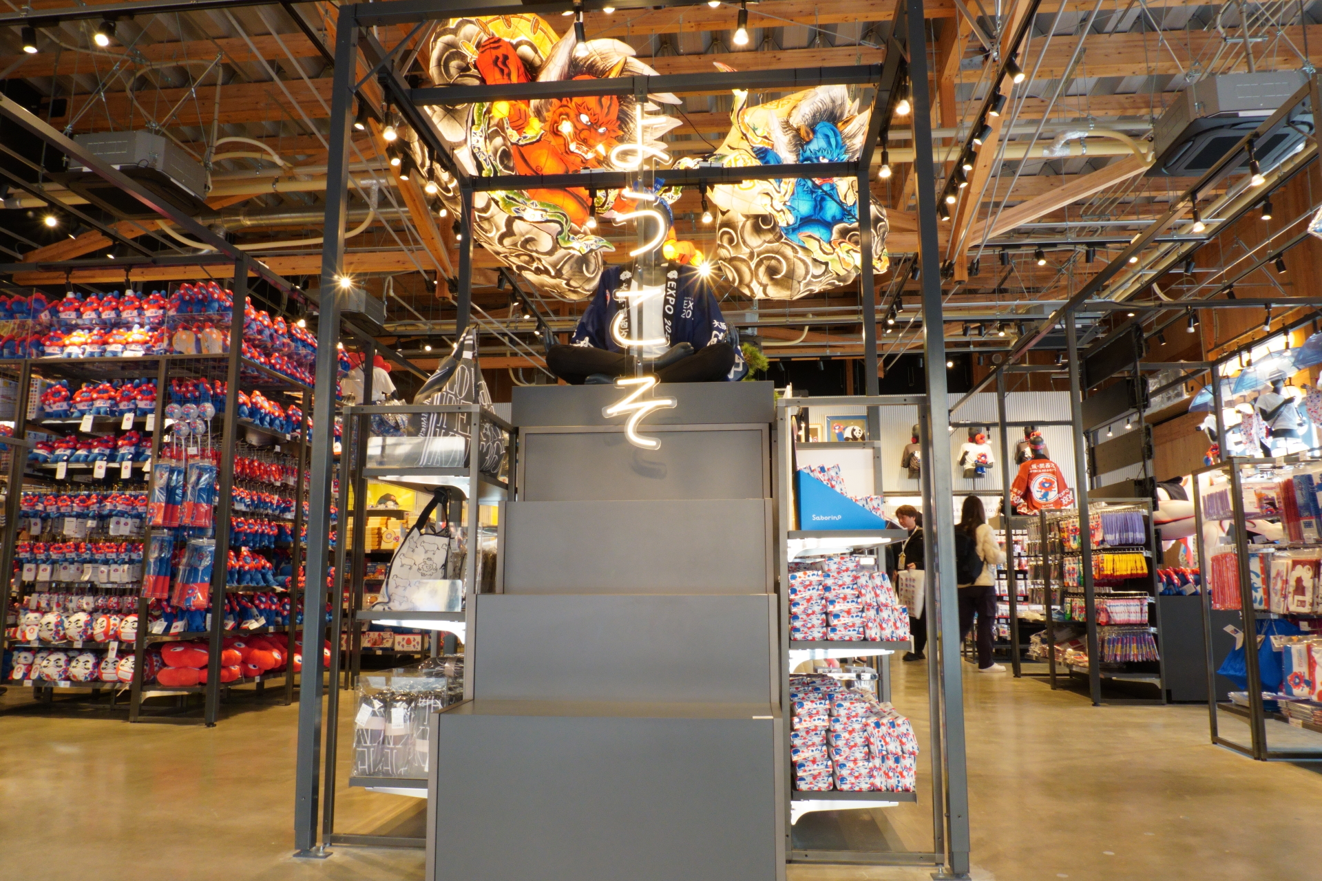 ねぶた装飾や提灯ウォールなど「元禄時代の大店（おおたな）」がコンセプト。ジェラートピケやリラックマとのコラボグッズを取り扱っている。海洋堂のフィギュアやミニのれんといったカプセルトイの在庫も多め